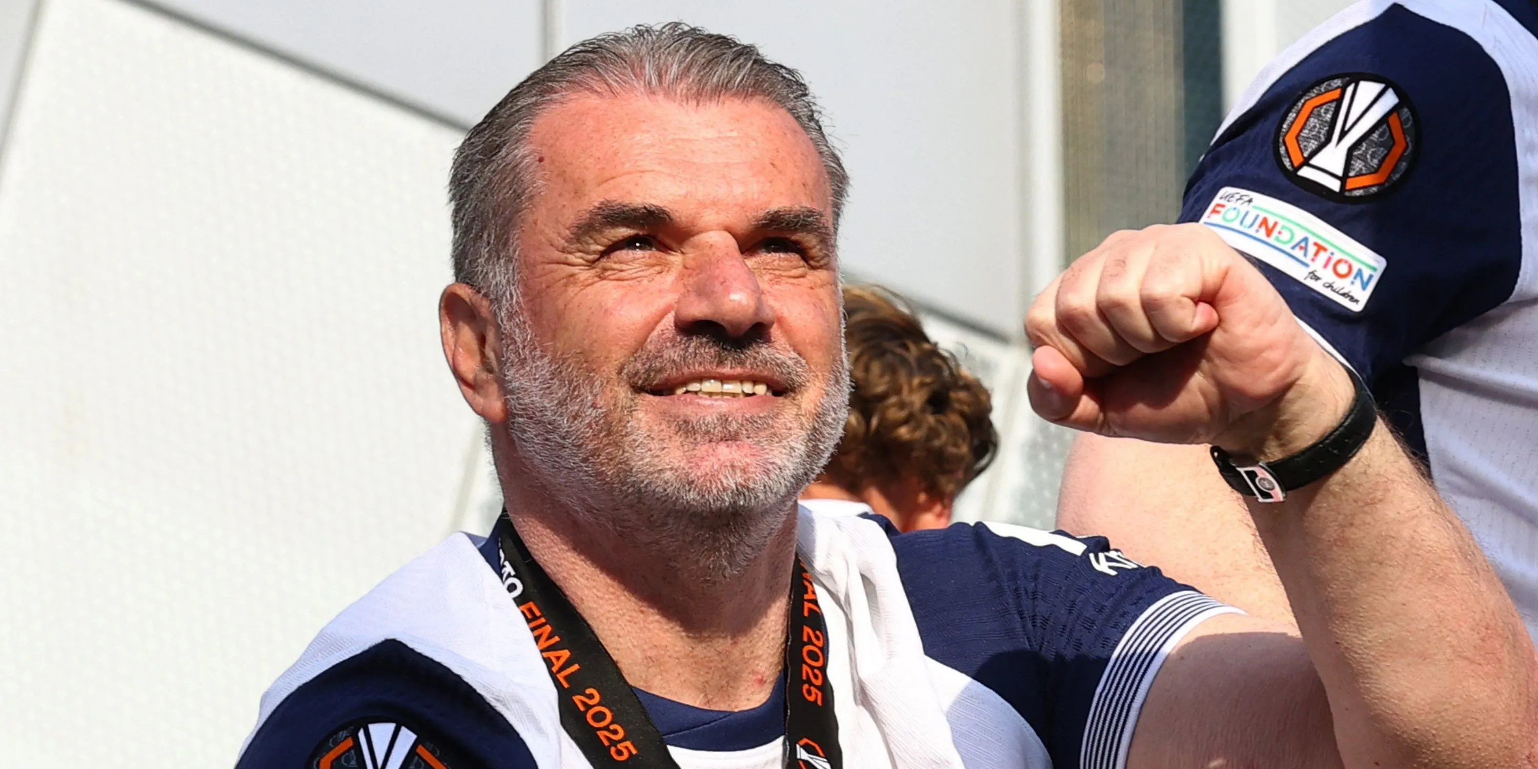 HLV Ange Postecoglou trên sân trong trận đấu của Tottenham tại Ngoại hạng Anh
