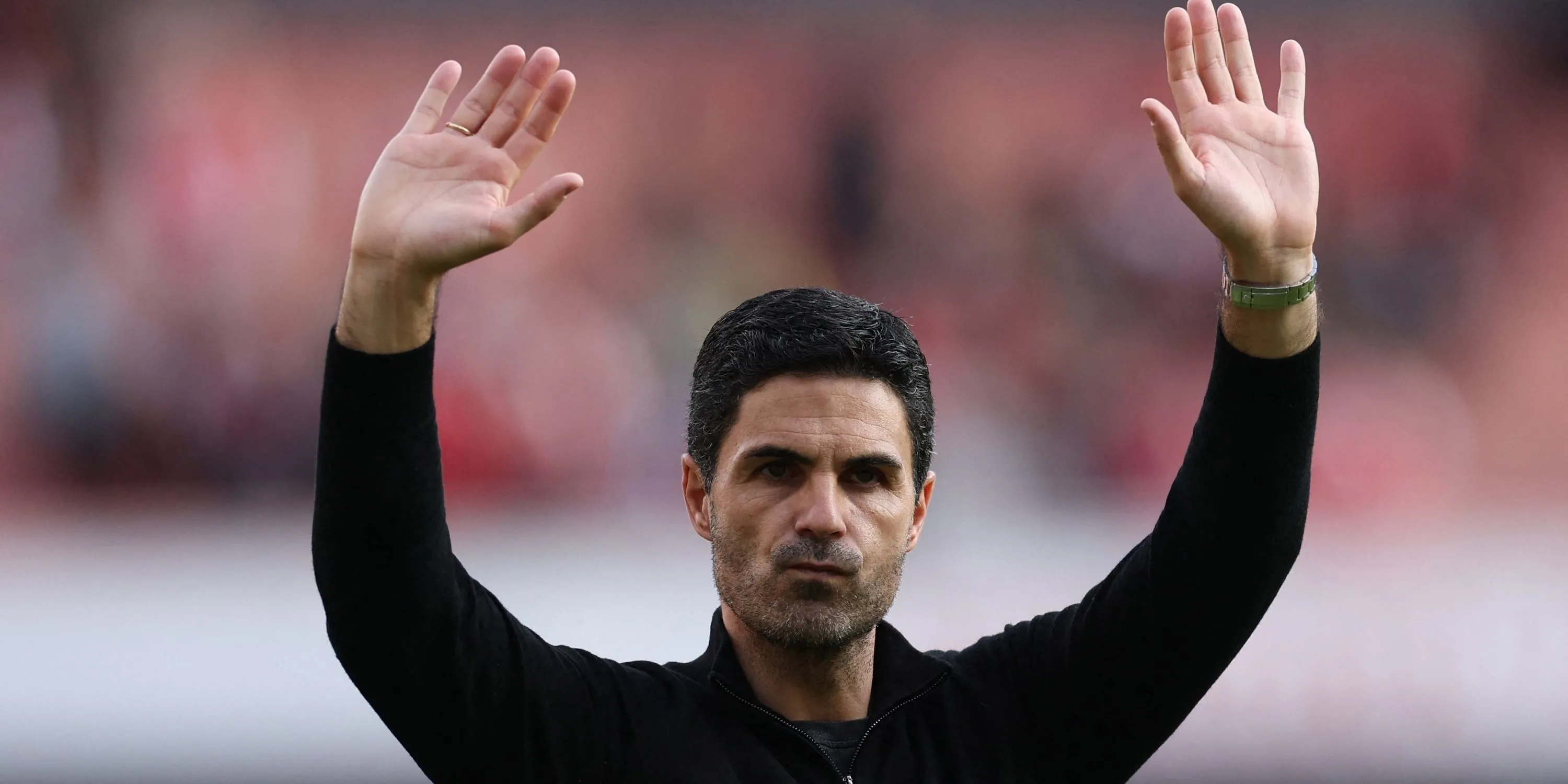 HLV Mikel Arteta của Arsenal vẫy chào người hâm mộ sau một trận đấu, đối mặt áp lực danh hiệu mùa giải tới