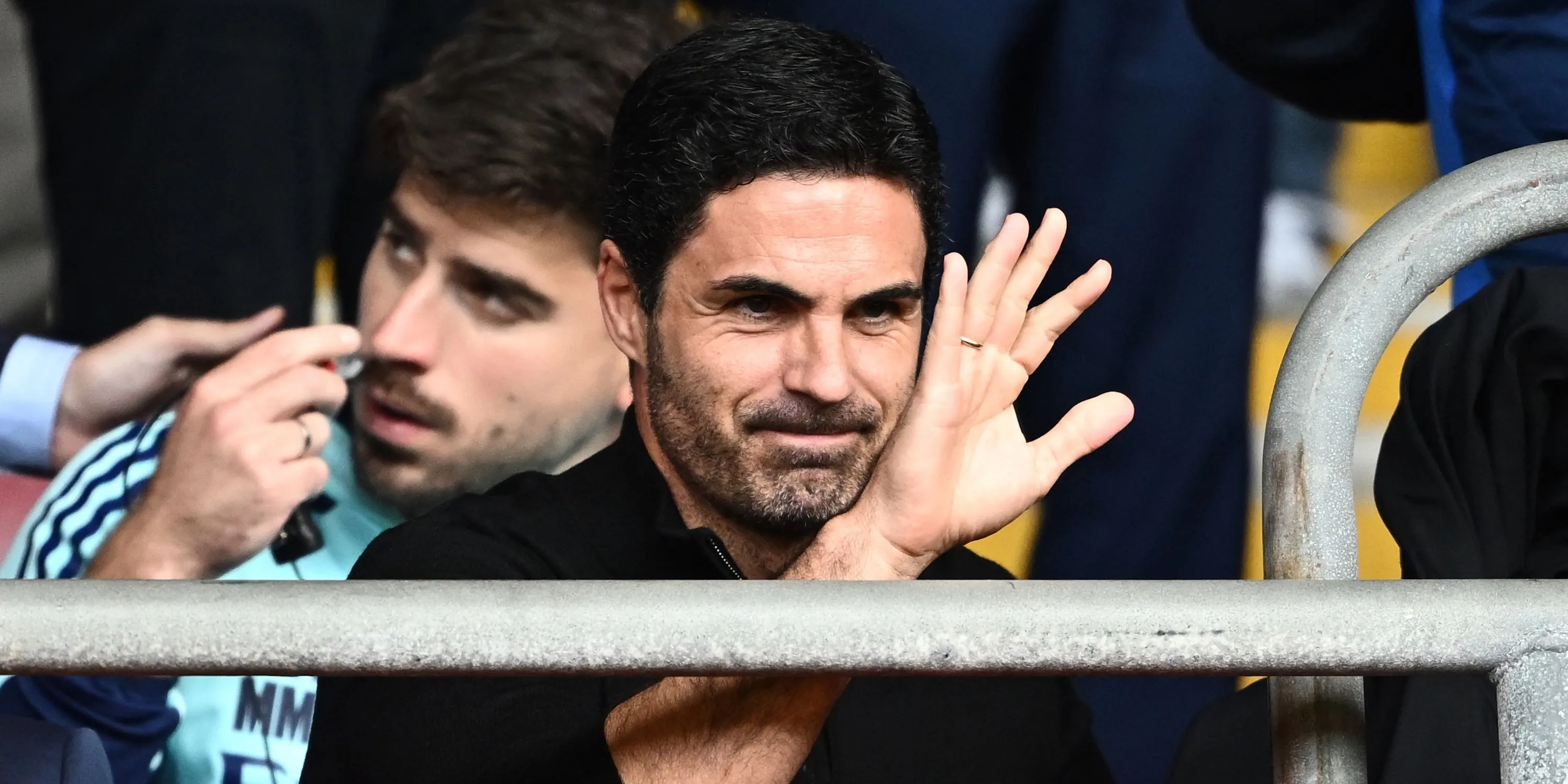 Huấn luyện viên Mikel Arteta theo dõi trận đấu từ khán đài, người đóng vai trò quan trọng trong kế hoạch chuyển nhượng của Arsenal.