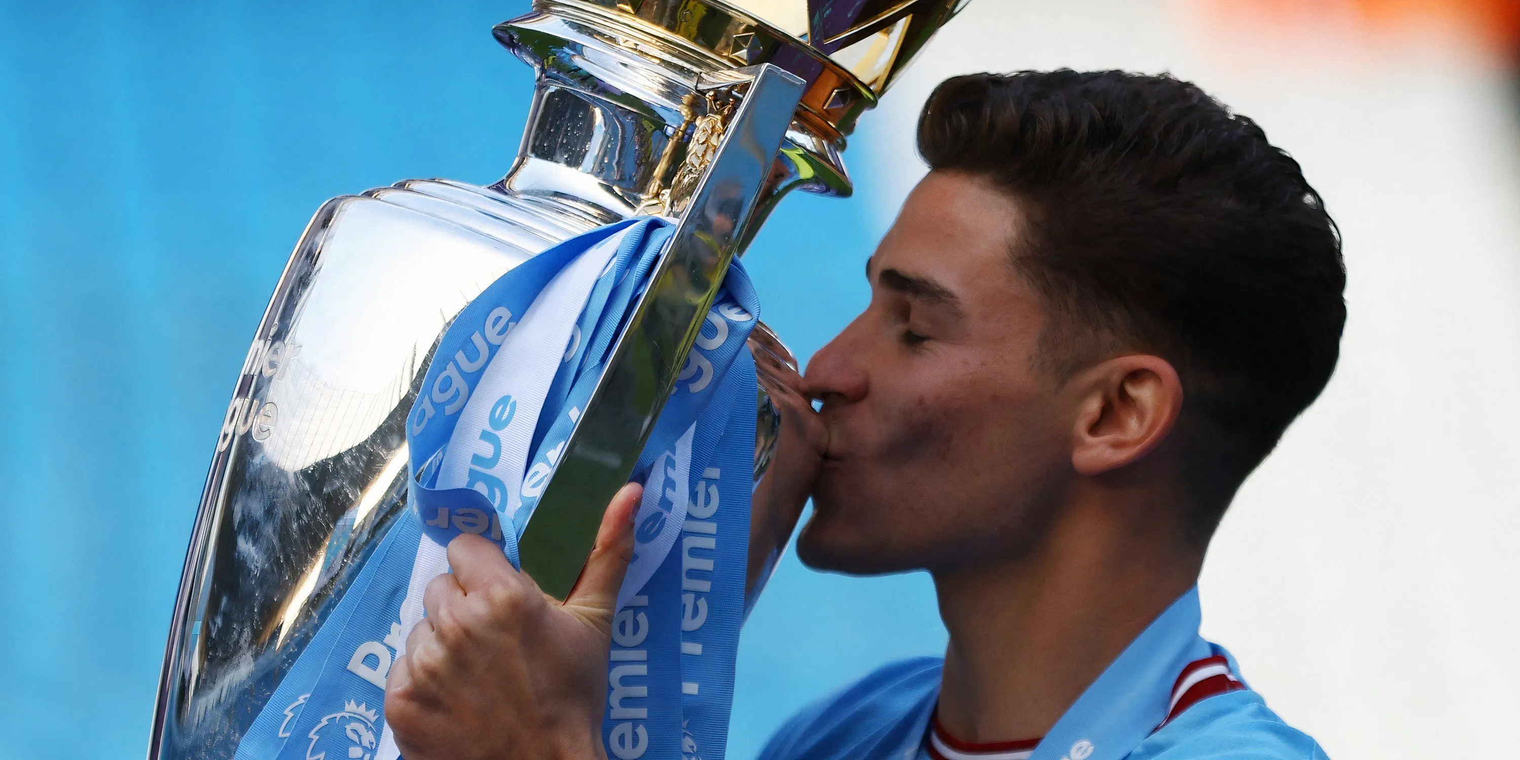 Julian Alvarez cùng danh hiệu Premier League tại Manchester City
