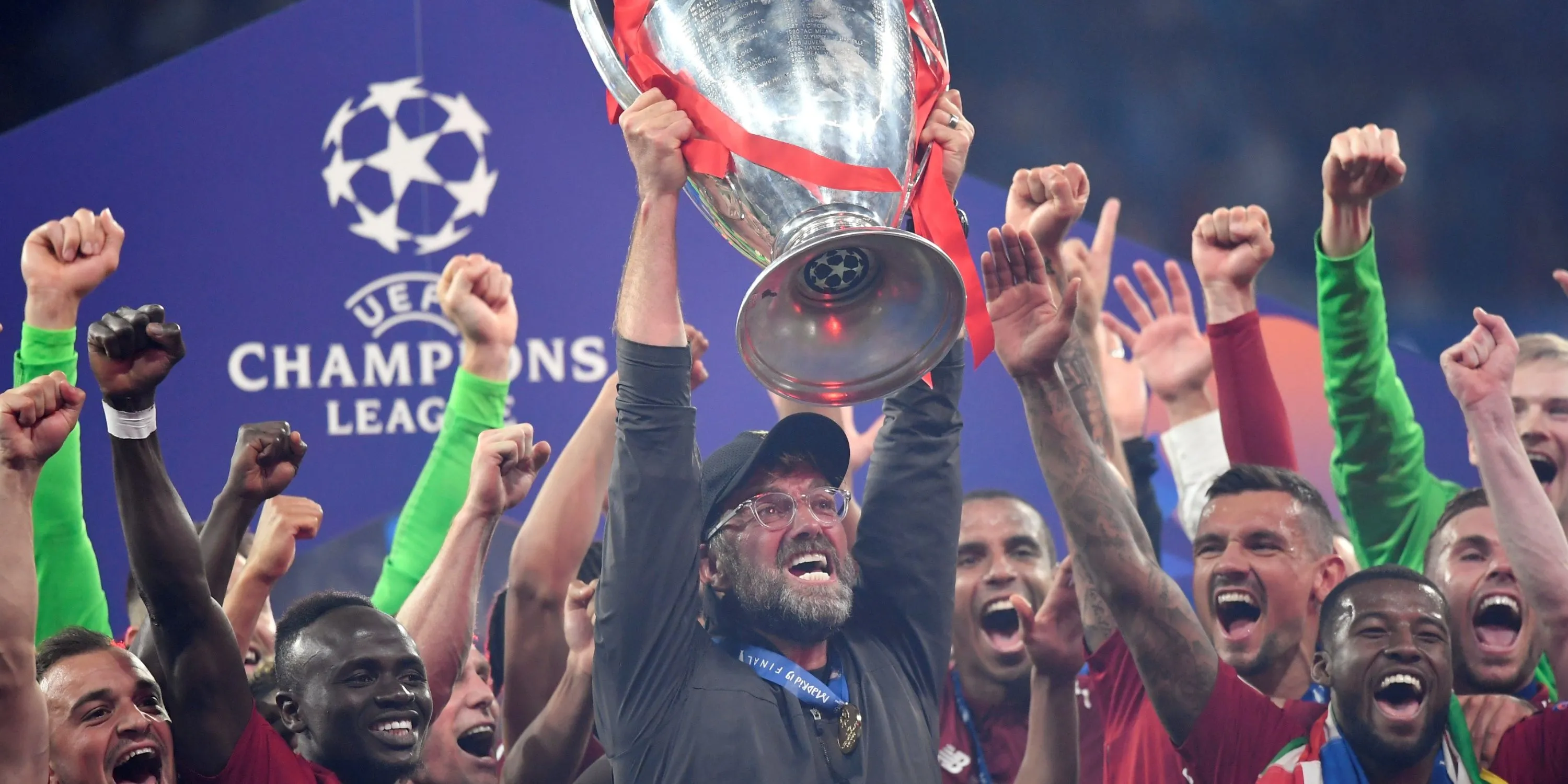 Jurgen Klopp nâng cao cúp vô địch Champions League