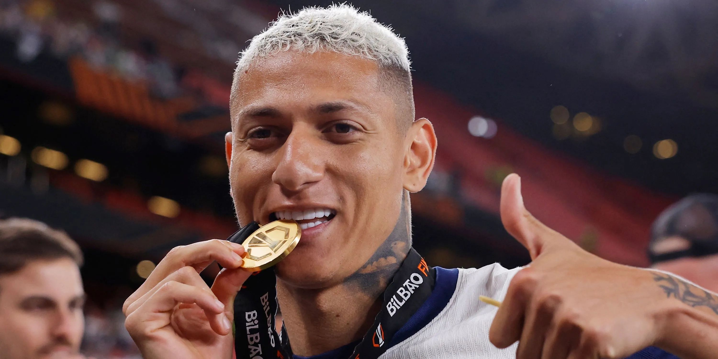 Richarlison ăn mừng cùng đồng đội Tottenham sau trận chung kết Europa League