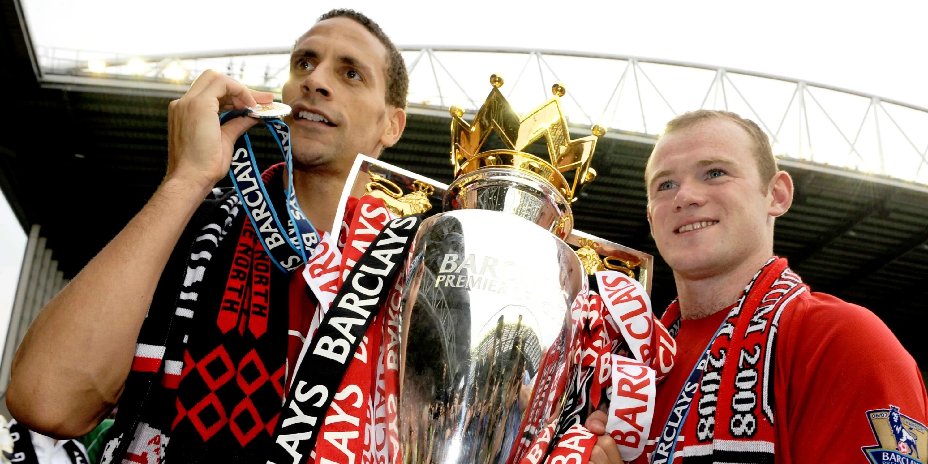 Rio Ferdinand nâng cúp Ngoại hạng Anh cùng Wayne Rooney tại Man Utd