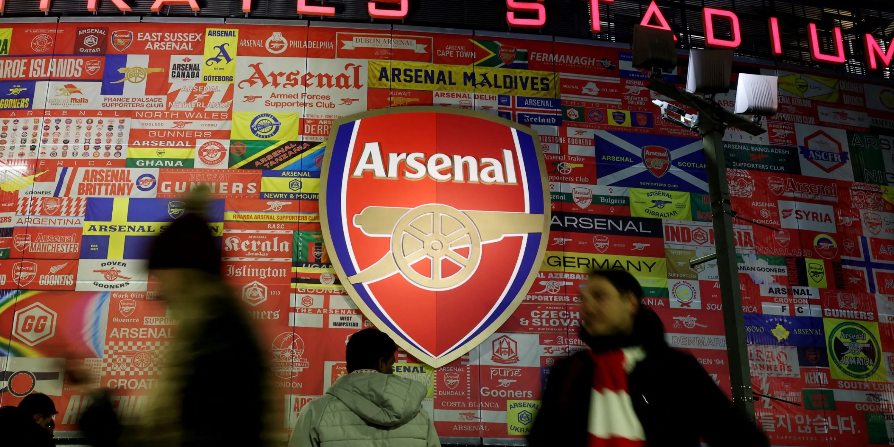 Sân vận động Emirates, sân nhà của CLB Arsenal, bối cảnh cho những tin tức chuyển nhượng sôi động.