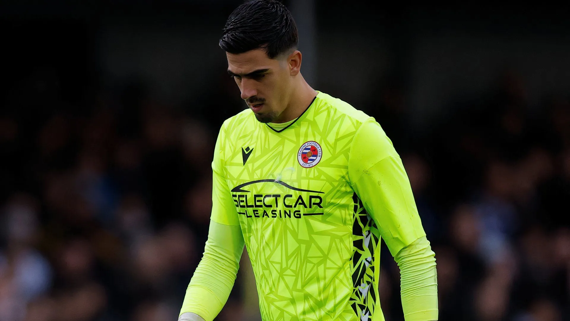 Thủ môn Joel Pereira trong màu áo Reading FC thể hiện phong độ cao ở League One