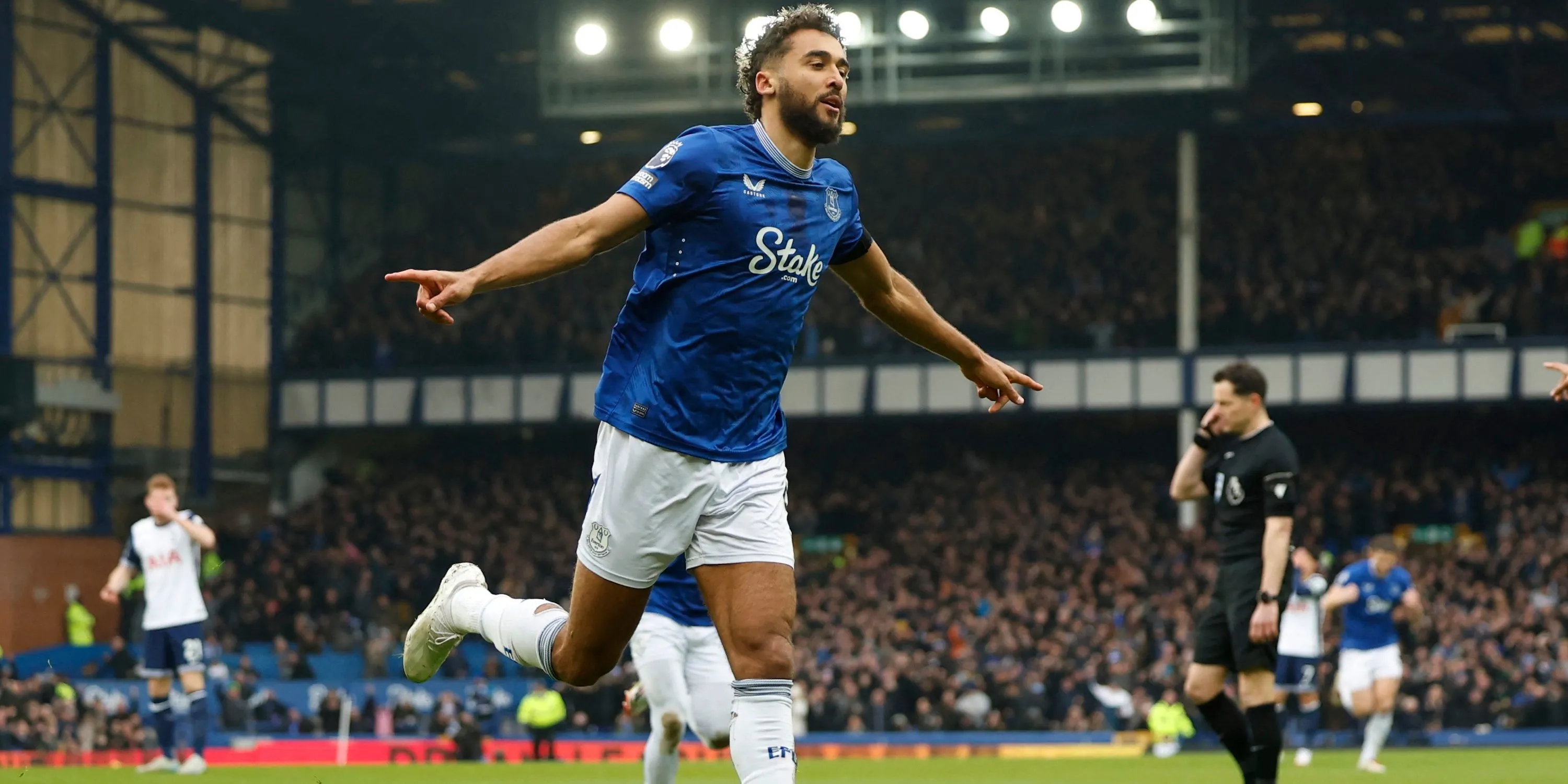 Tiền đạo Dominic Calvert-Lewin ăn mừng bàn thắng cho Everton.