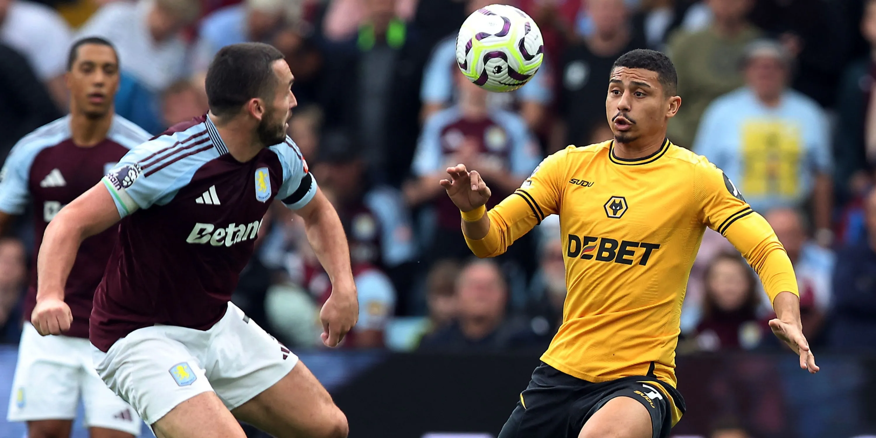 Tiền vệ Andre của Wolves chuyền bóng