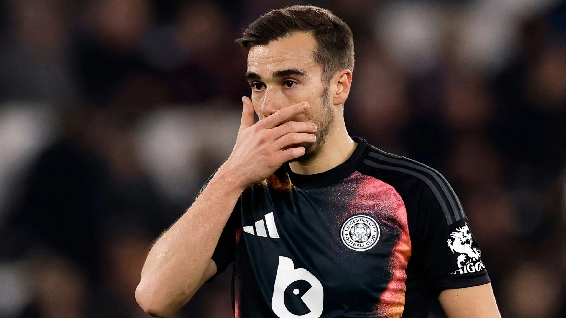 Tiền vệ Harry Winks trong màu áo Leicester City, tâm điểm của những phân tích về tương lai
