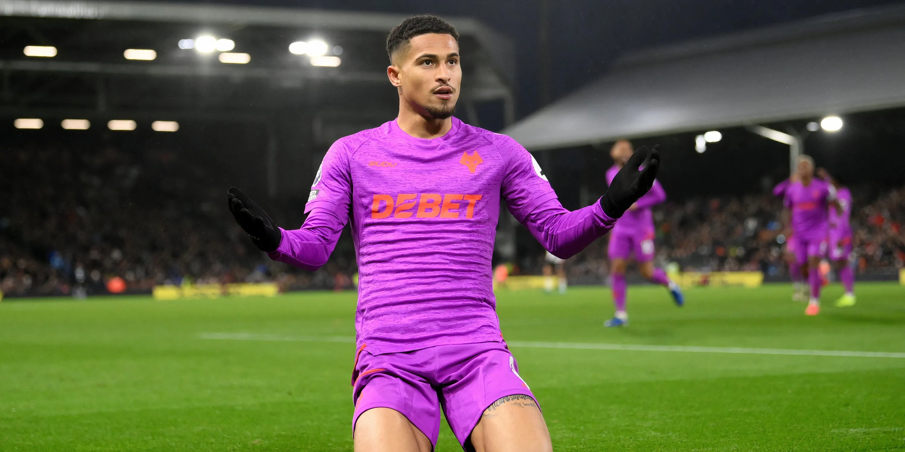 Tiền vệ Joao Gomes của Wolves tranh chấp bóng