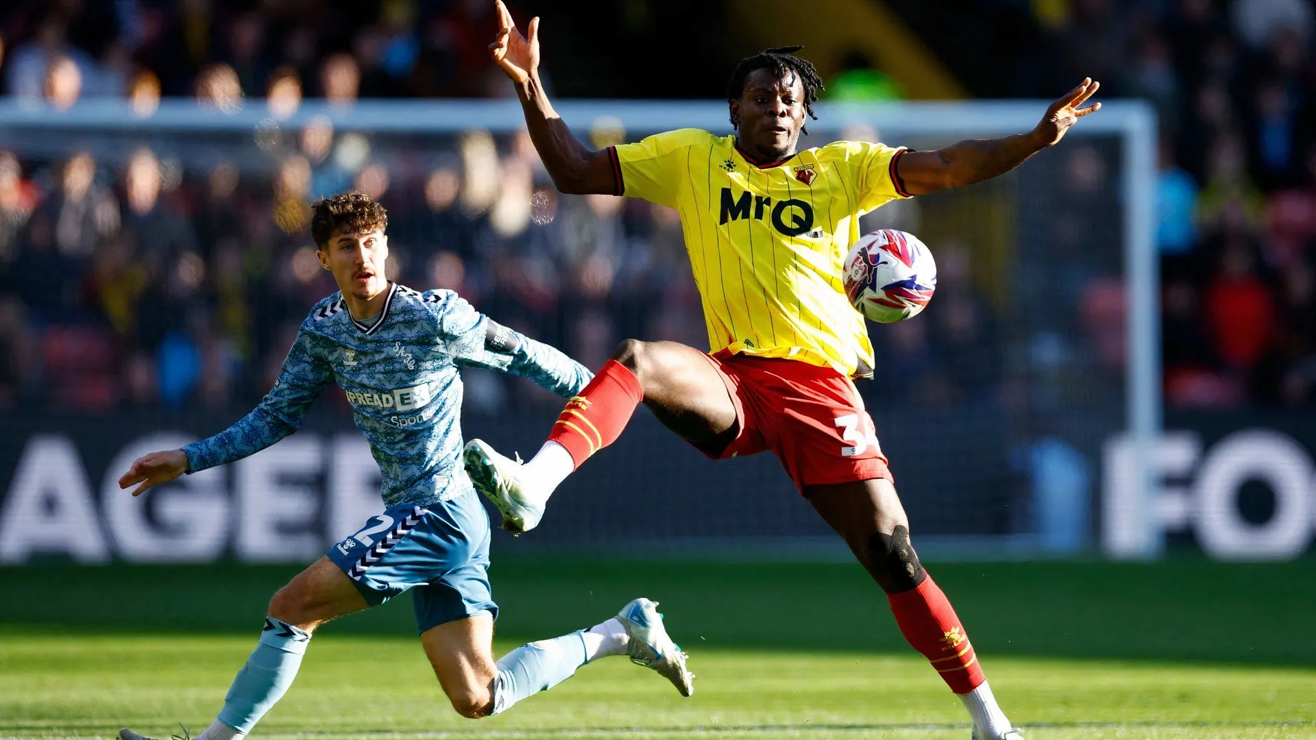 Tiền vệ Kwadwo Baah của Watford trên sân.