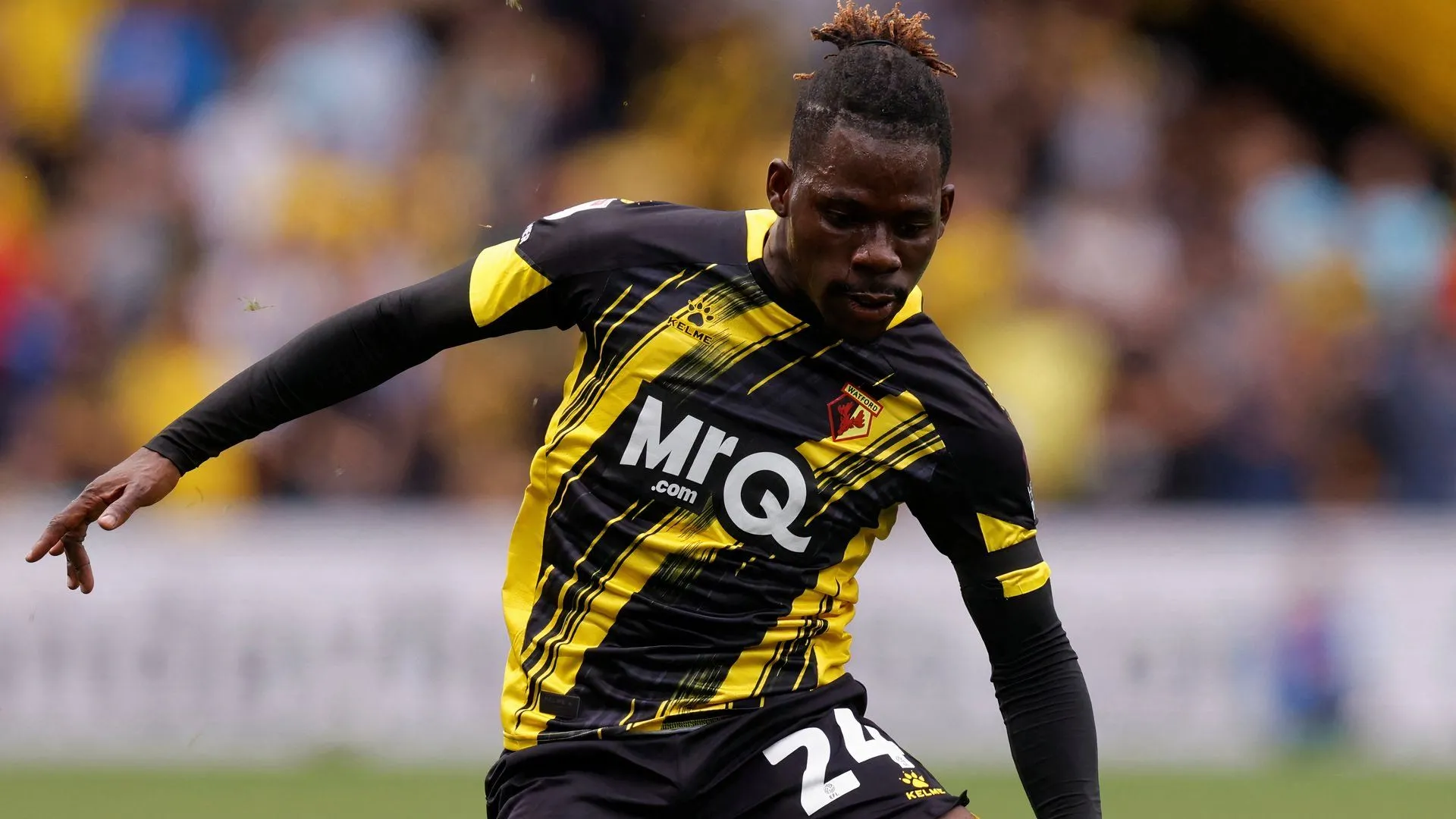 Tom Dele-Bashiru thi đấu cho Watford trong một trận đấu Championship