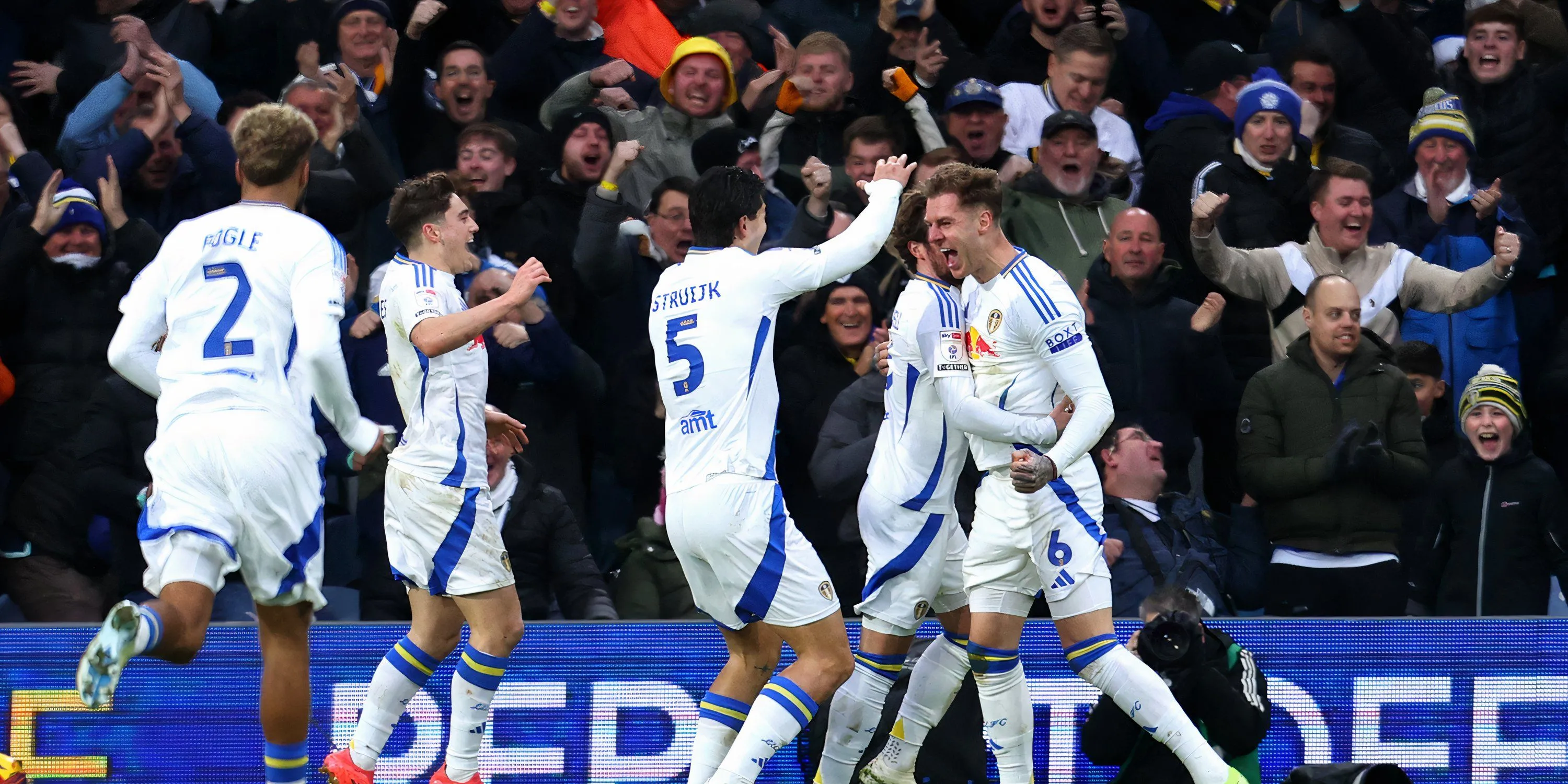 Trung vệ Joe Rodon thi đấu cho Leeds United tại Championship mùa trước