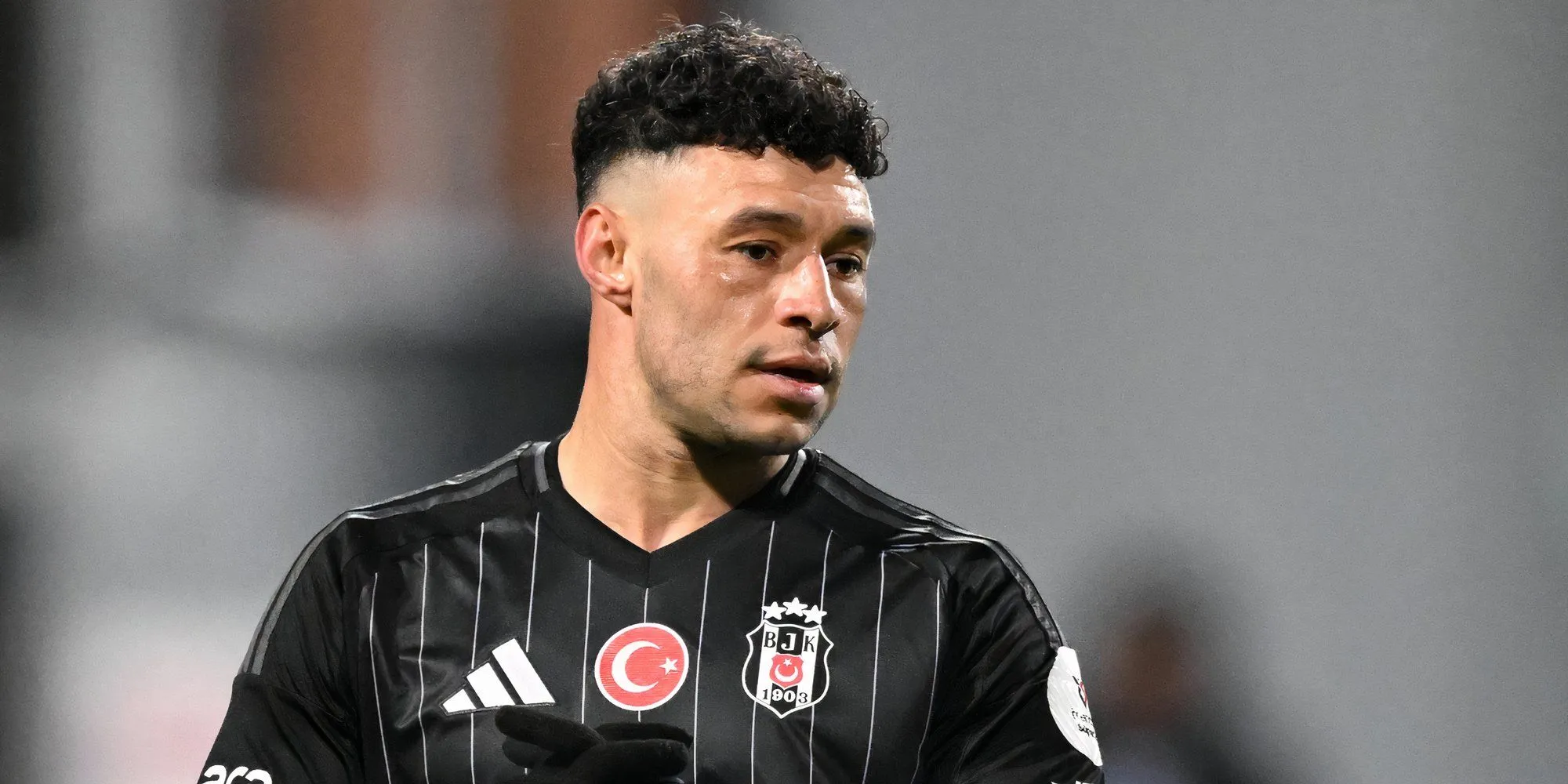 Alex Oxlade-Chamberlain trong màu áo Besiktas, tương lai sự nghiệp đầy biến động.