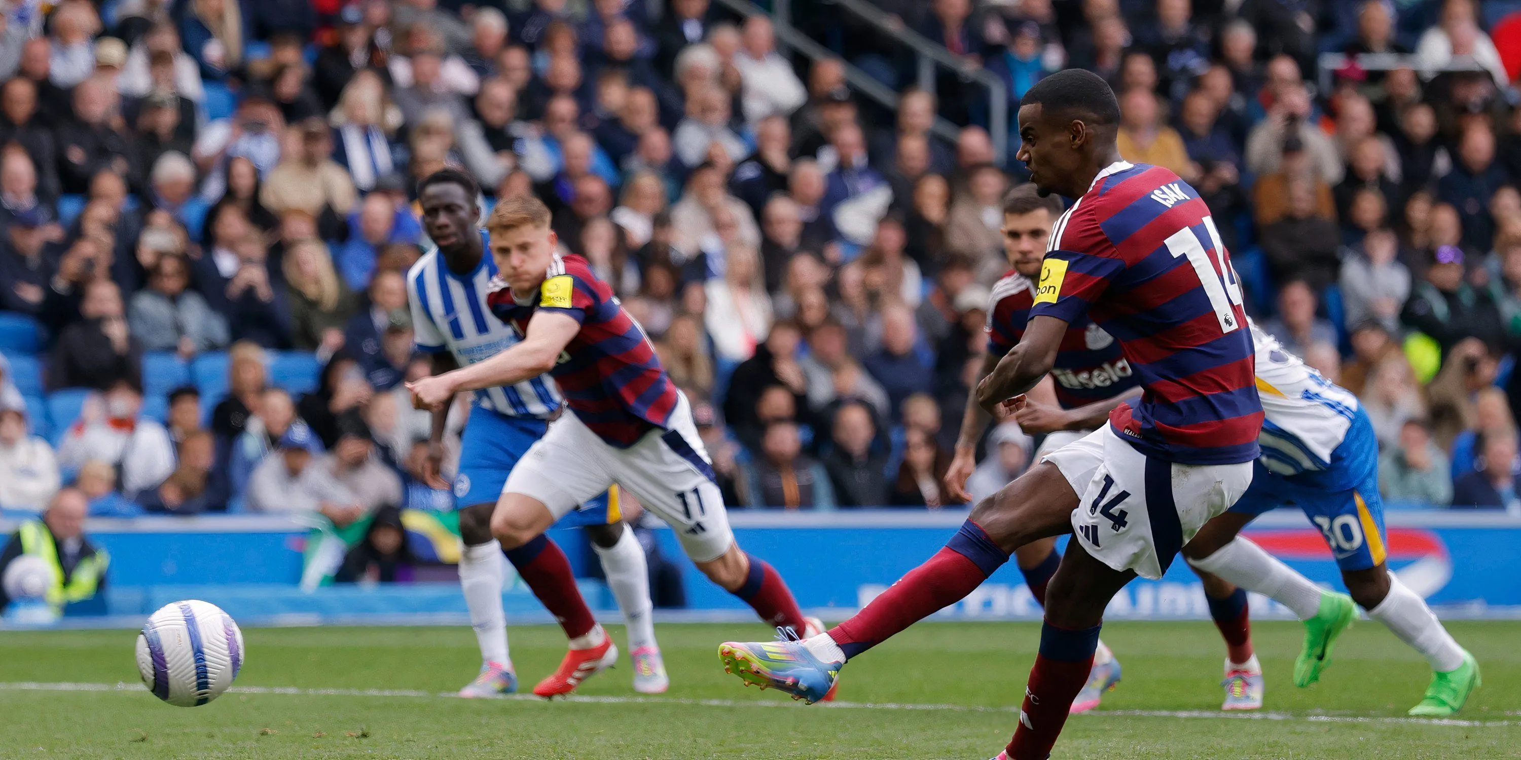 Alexander Isak, tiền đạo của Newcastle United, không phải là mục tiêu chuyển nhượng của Manchester United.