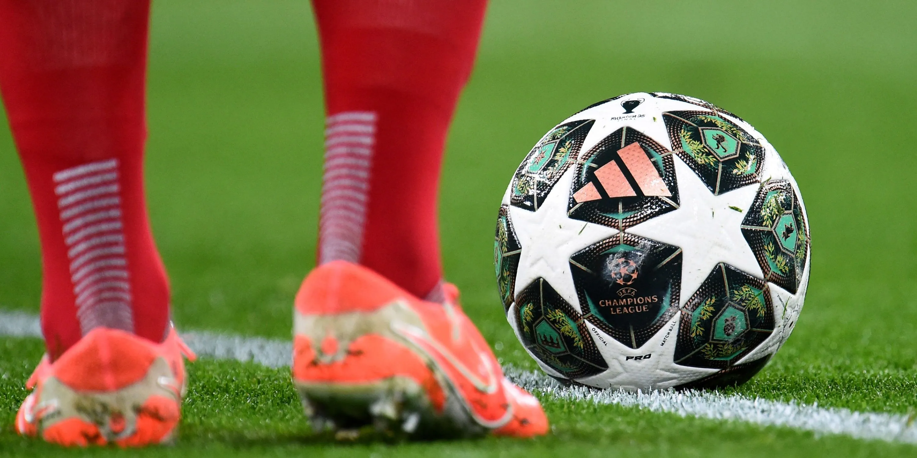 Biểu tượng Champions League liên quan đến quy định FFP của UEFA
