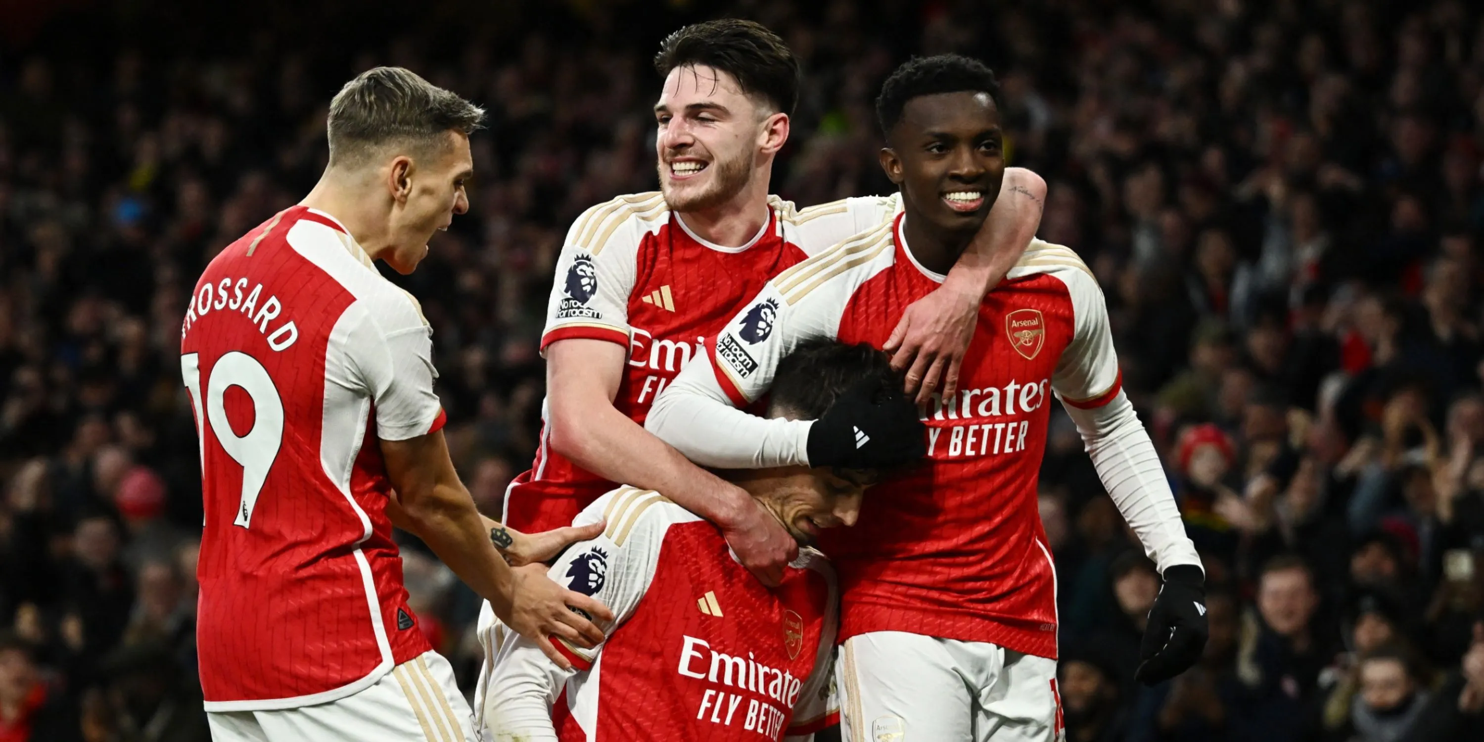 Các cầu thủ Arsenal ăn mừng chiến thắng.