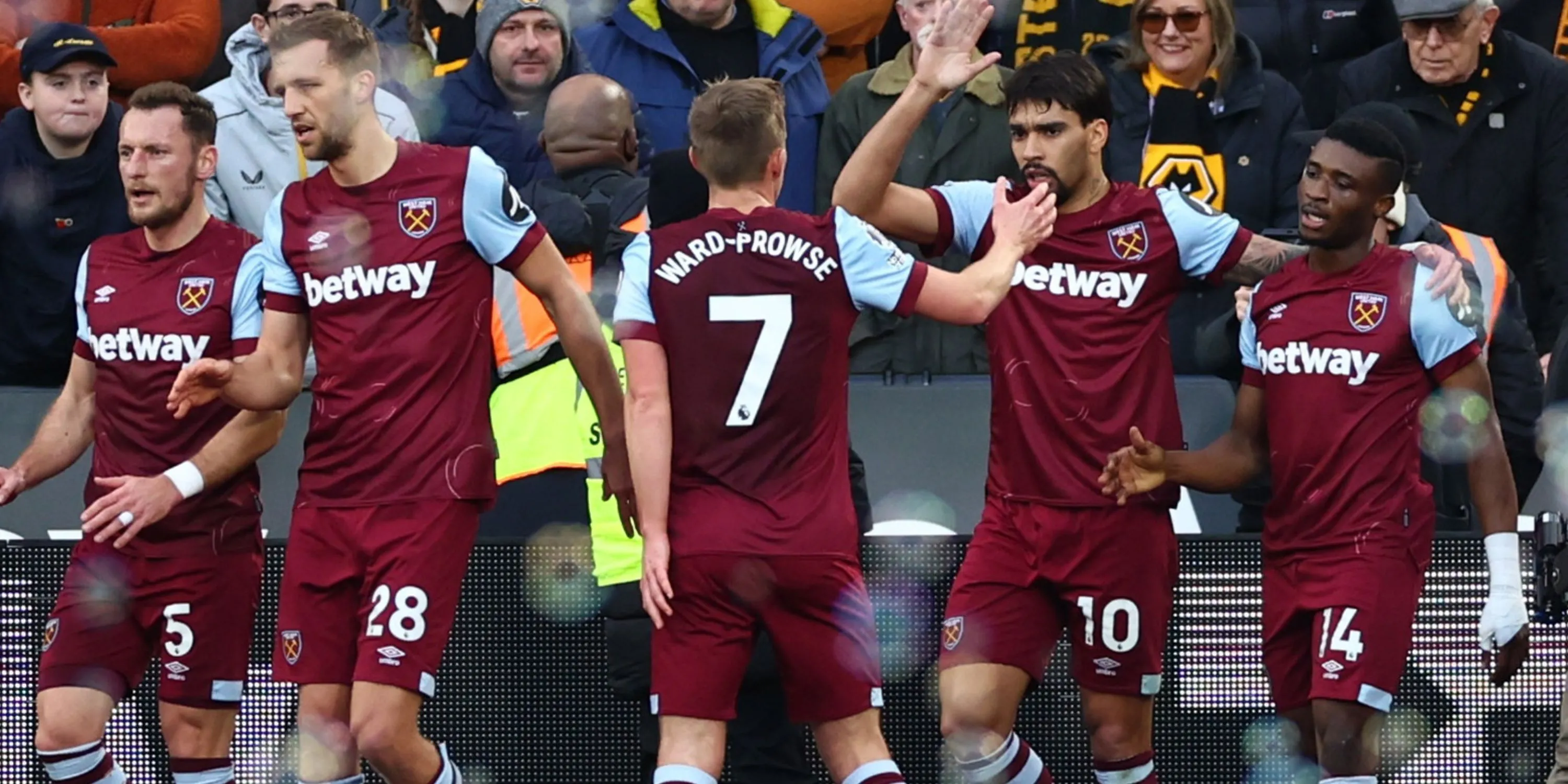 Các cầu thủ West Ham United ăn mừng bàn thắng vào lưới Wolves.