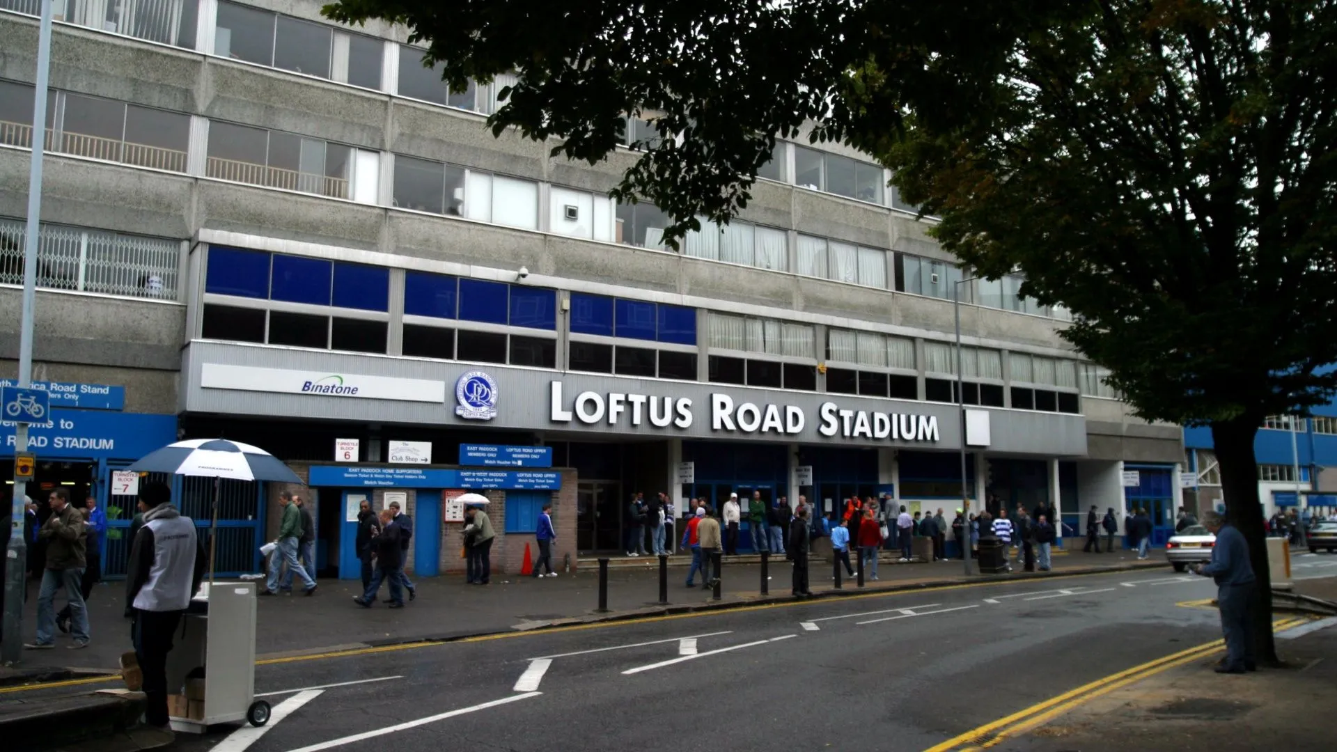 Cảnh bên ngoài sân vận động Loftus Road của QPR với các biển hiệu truyền thống