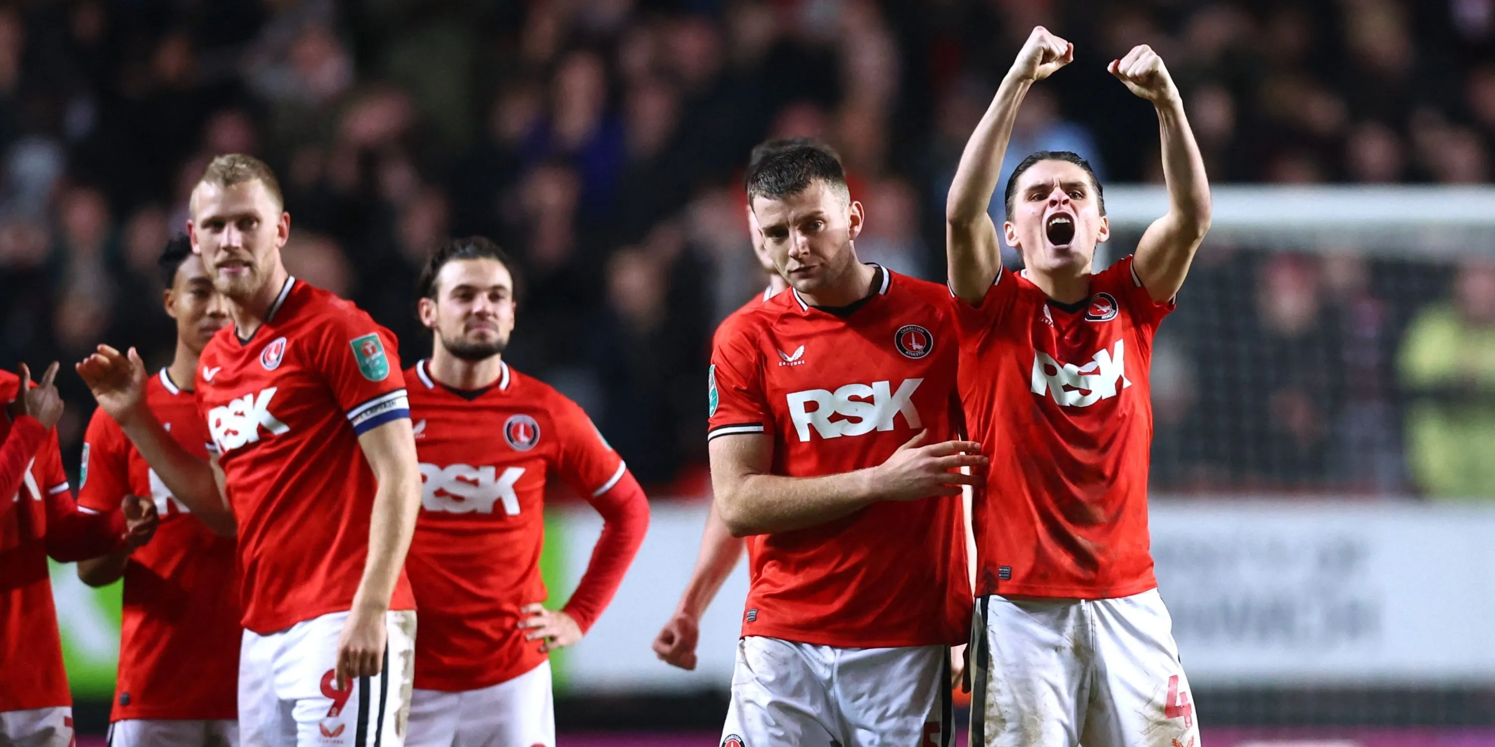 Cầu thủ Charlton Athletic trên sân The Valley.