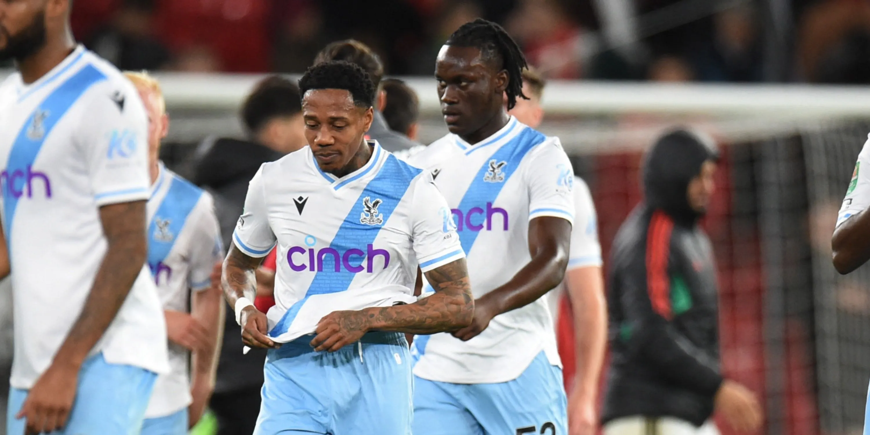 Cầu thủ David Ozoh của Crystal Palace kiểm soát bóng.