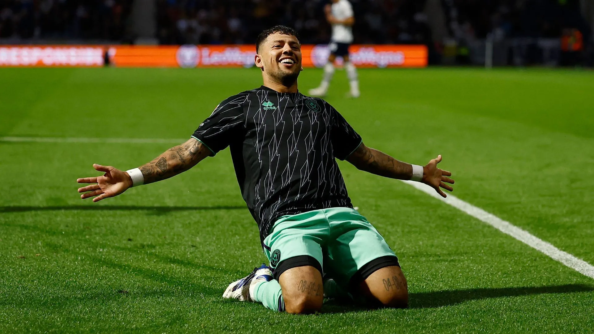 Cầu thủ Gus Hamer ăn mừng bàn thắng trong màu áo Sheffield United, thể hiện tầm ảnh hưởng của anh.