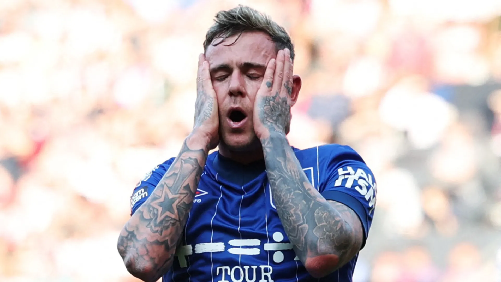 Cầu thủ Ipswich Town thi đấu trên sân, minh họa cho nhận định về sức mạnh tấn công đội hình mùa giải mới.