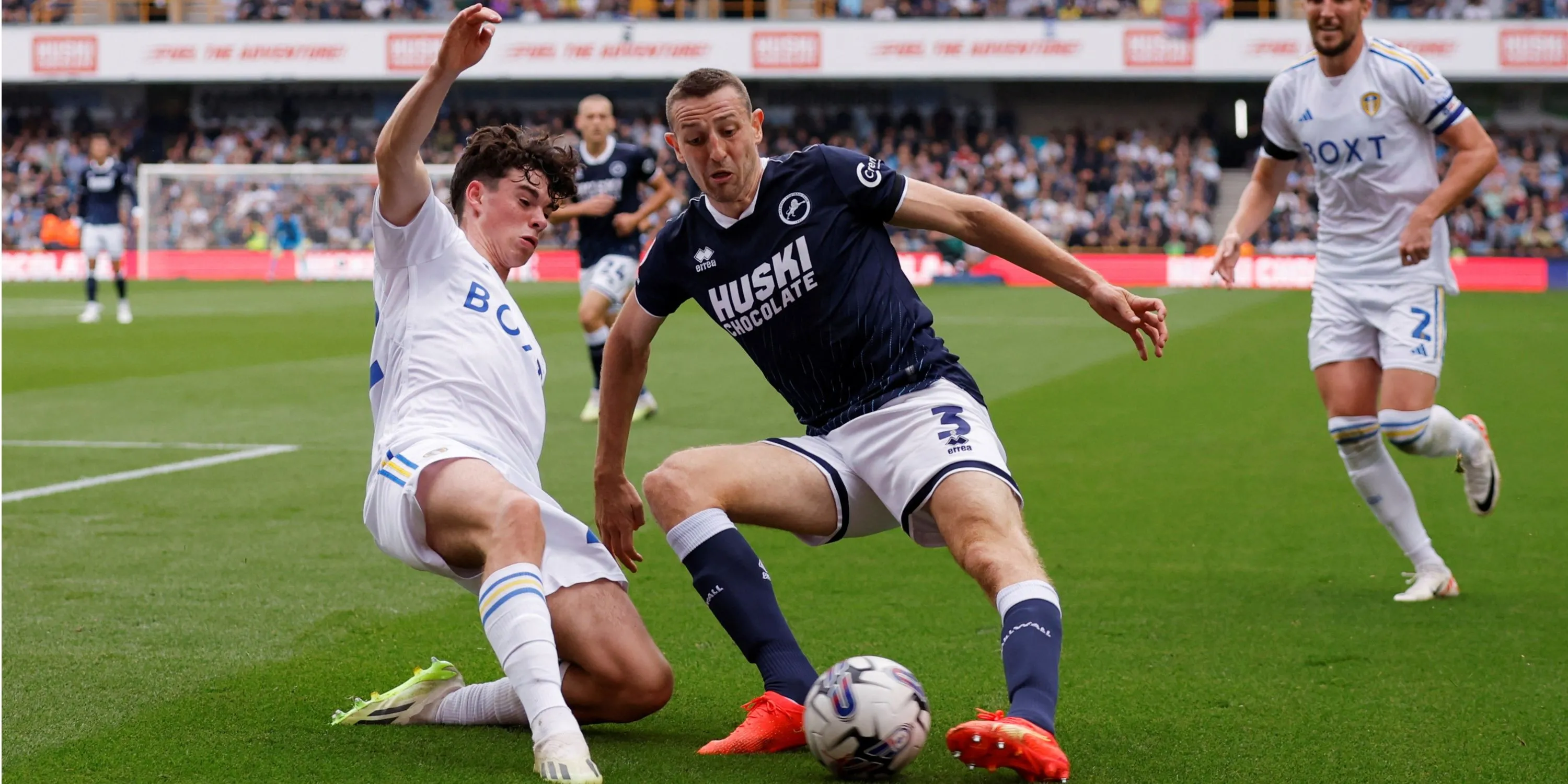 Cầu thủ Murray Wallace của Millwall tranh bóng với Archie Gray của Leeds United.
