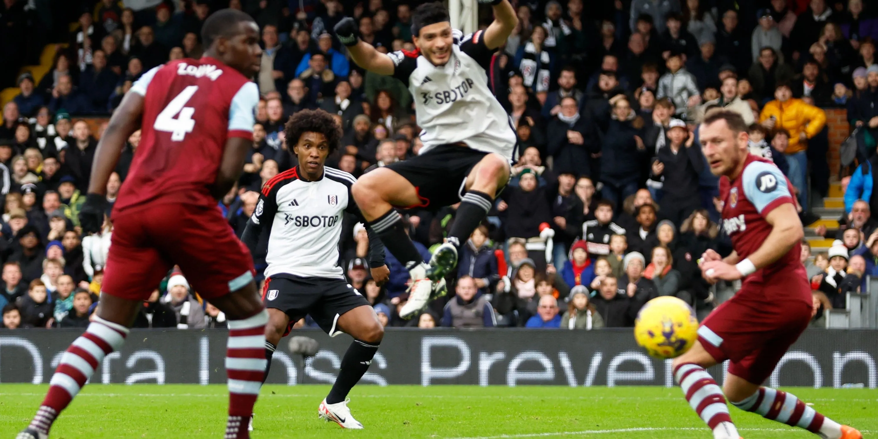 Cầu thủ Willian của Fulham ghi bàn vào lưới West Ham.