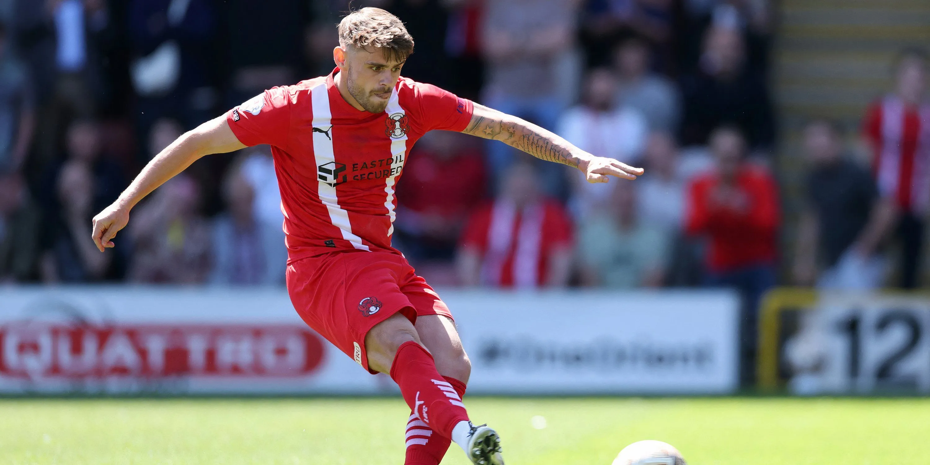 Charlie Kelman trong màu áo QPR, cầu thủ đang được Luton Town quan tâm.