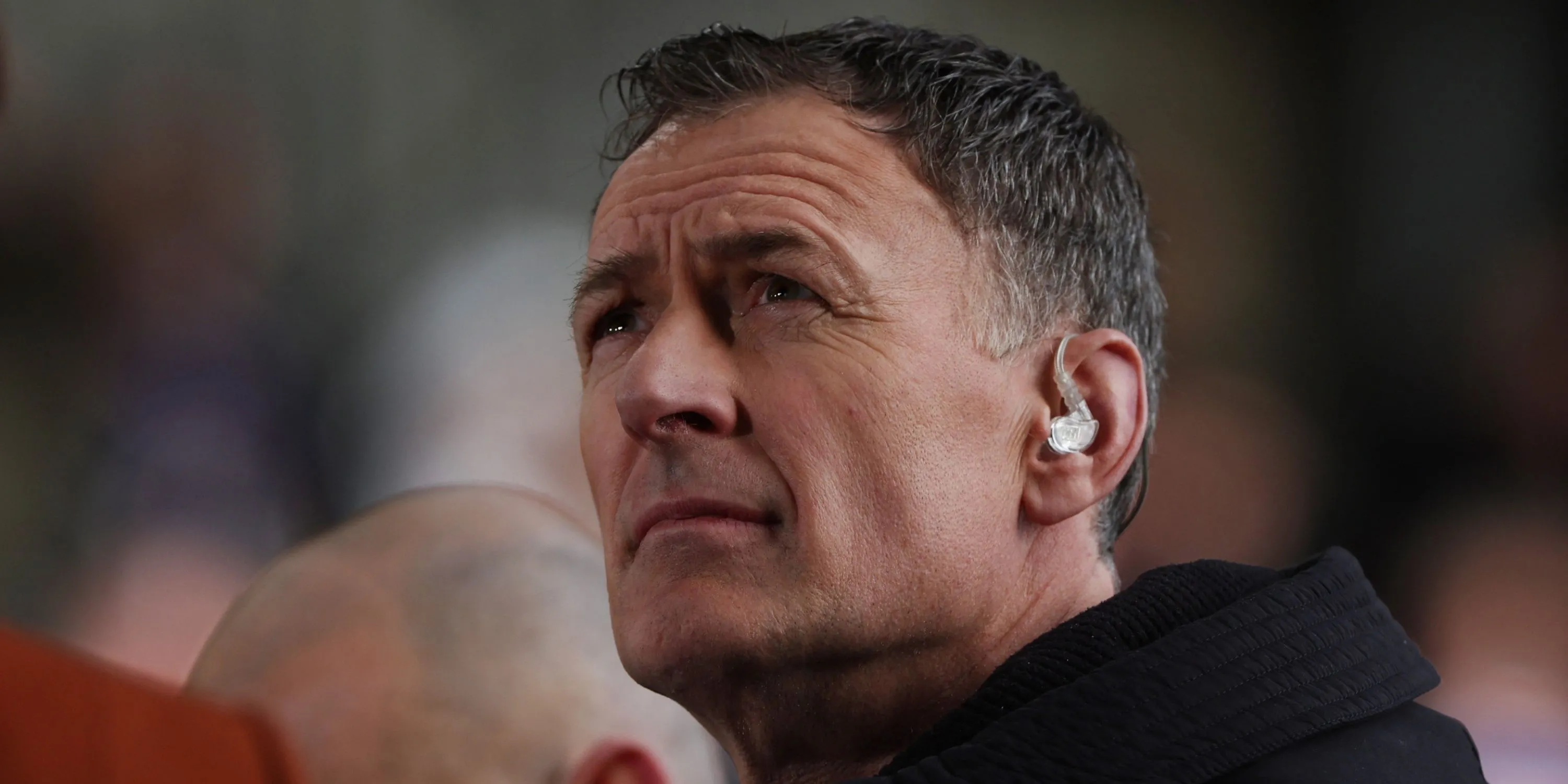 Chris Sutton, cựu tiền đạo sắc sảo, nổi tiếng với phong cách bình luận thẳng thắn và đôi khi &quot;cay nghiệt&quot;