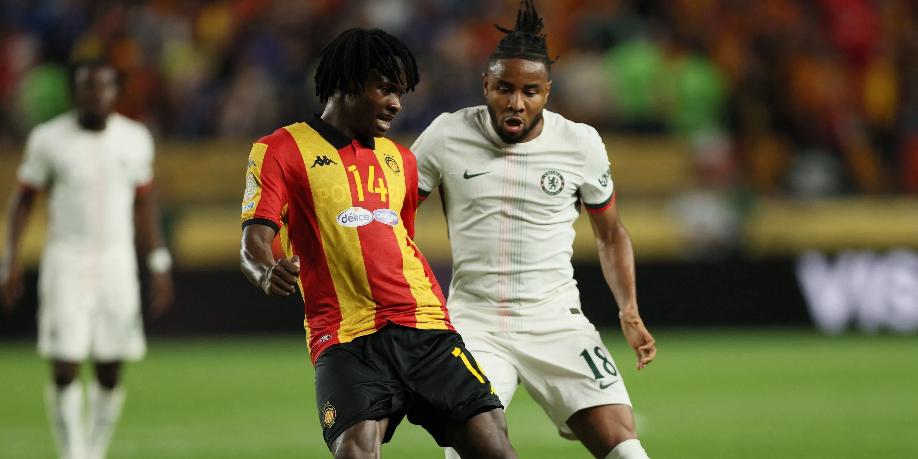 Christopher Nkunku trong màu áo Chelsea, đang được liên hệ rời Stamford Bridge