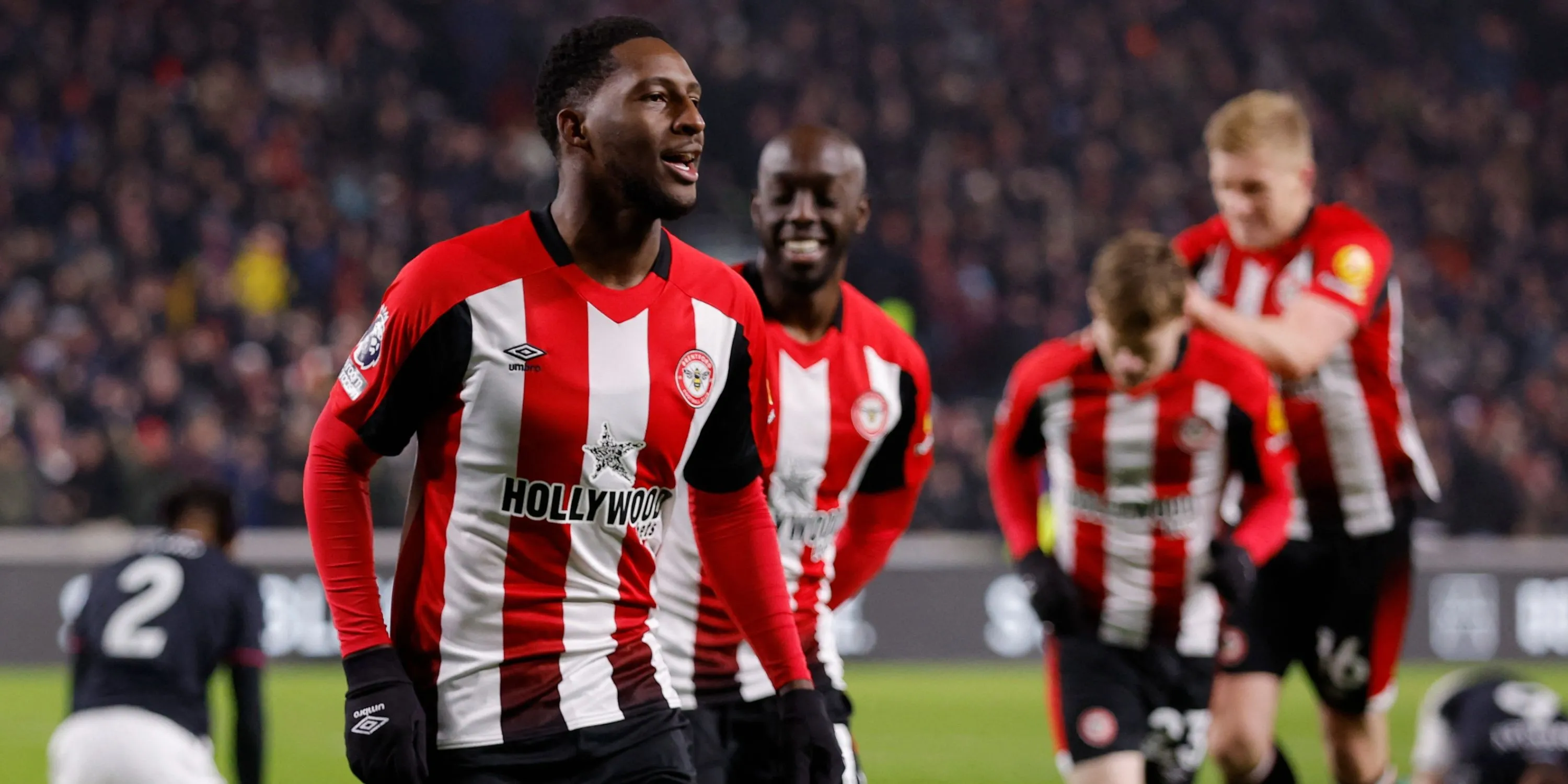 Đội hình Brentford ăn mừng bàn thắng ở Premier League.