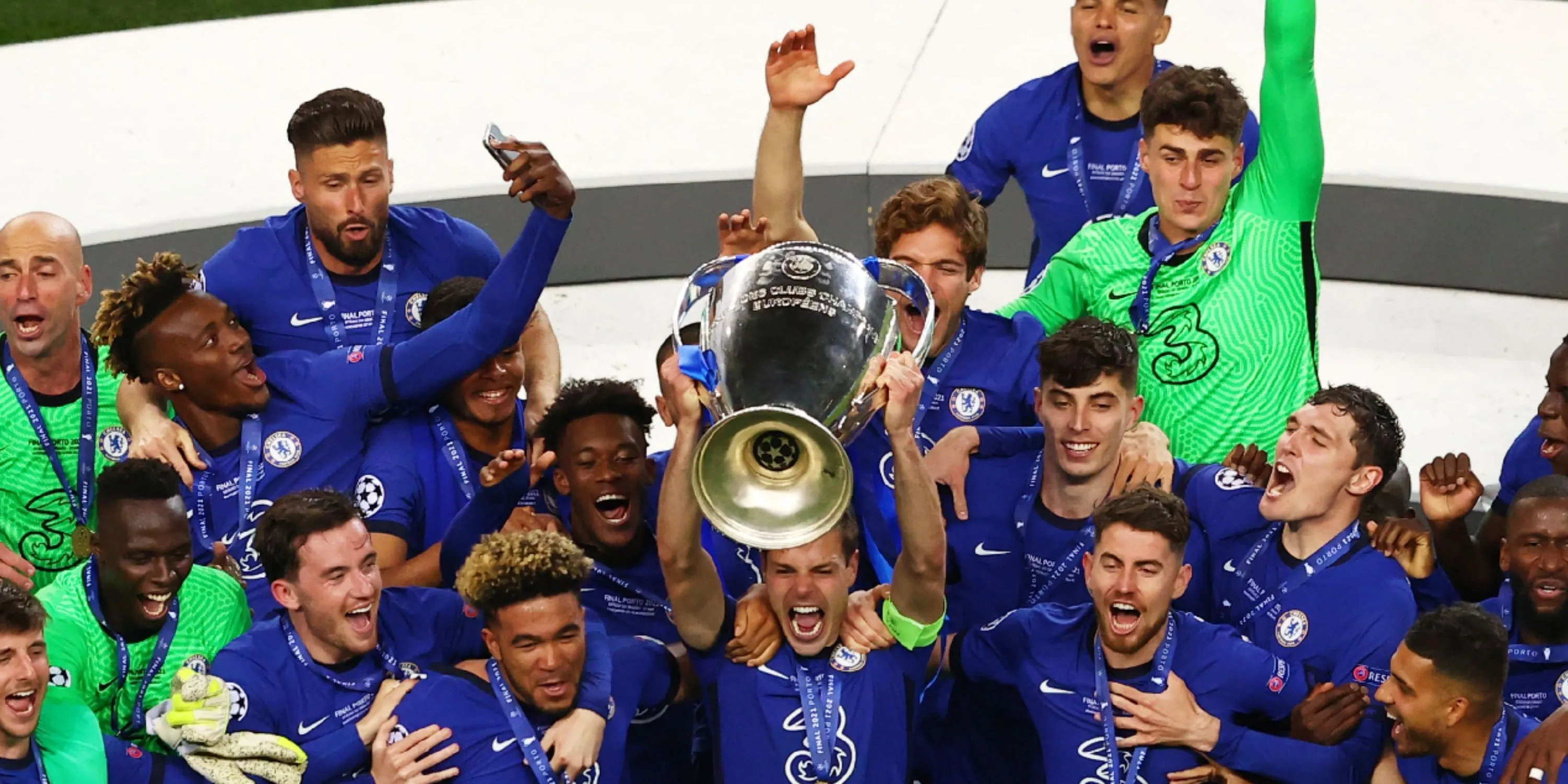 Đội trưởng Chelsea giơ cao cúp vô địch Champions League năm 2021.