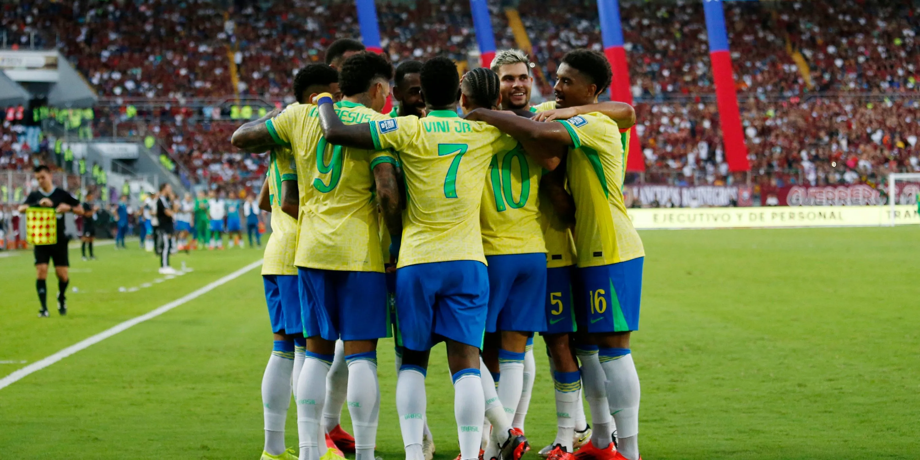 Douglas Luiz ăn mừng cùng đồng đội Brazil