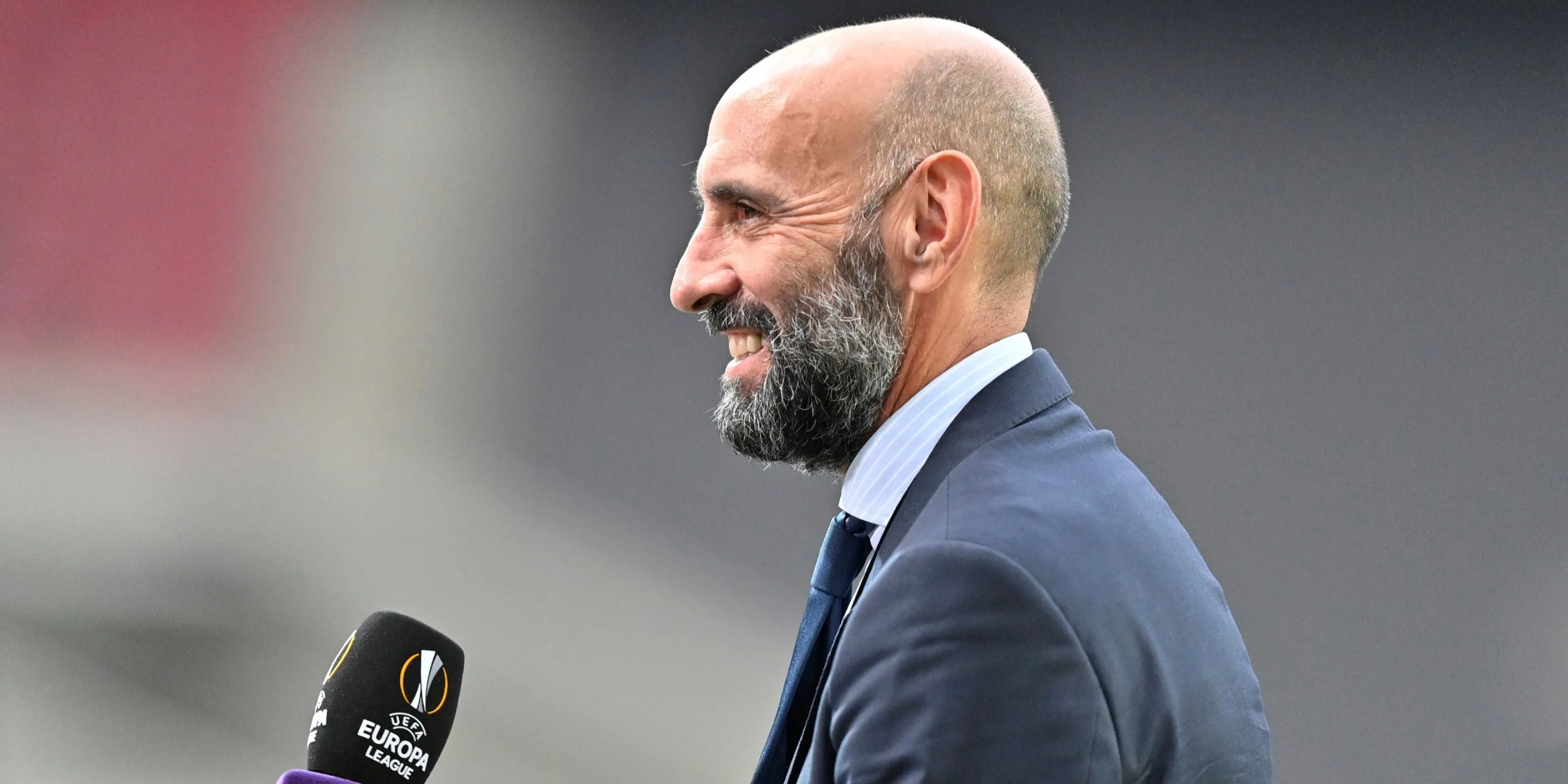 Giám đốc thể thao Aston Villa Monchi và huy hiệu câu lạc bộ trong bối cảnh chuyển nhượng Ngoại hạng Anh