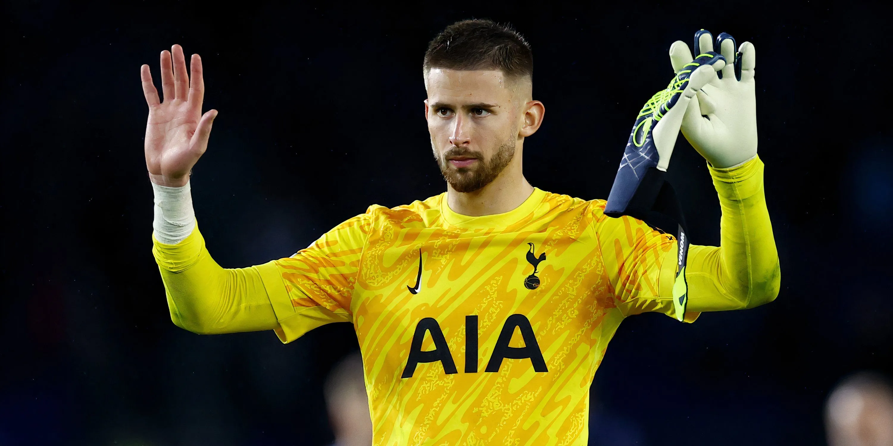Guglielmo Vicario xin lỗi người hâm mộ Tottenham sau trận đấu
