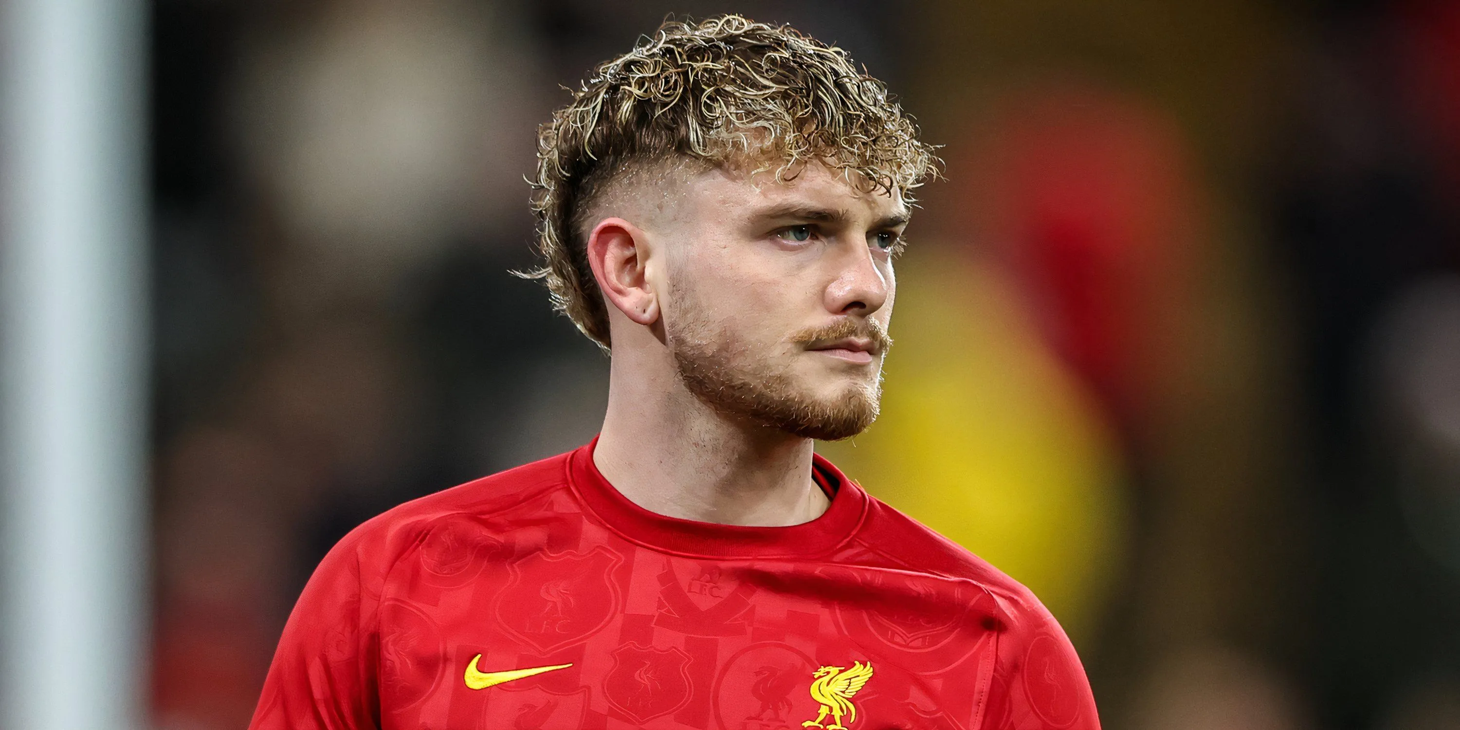 Harvey Elliott trong buổi khởi động trước trận đấu của Liverpool
