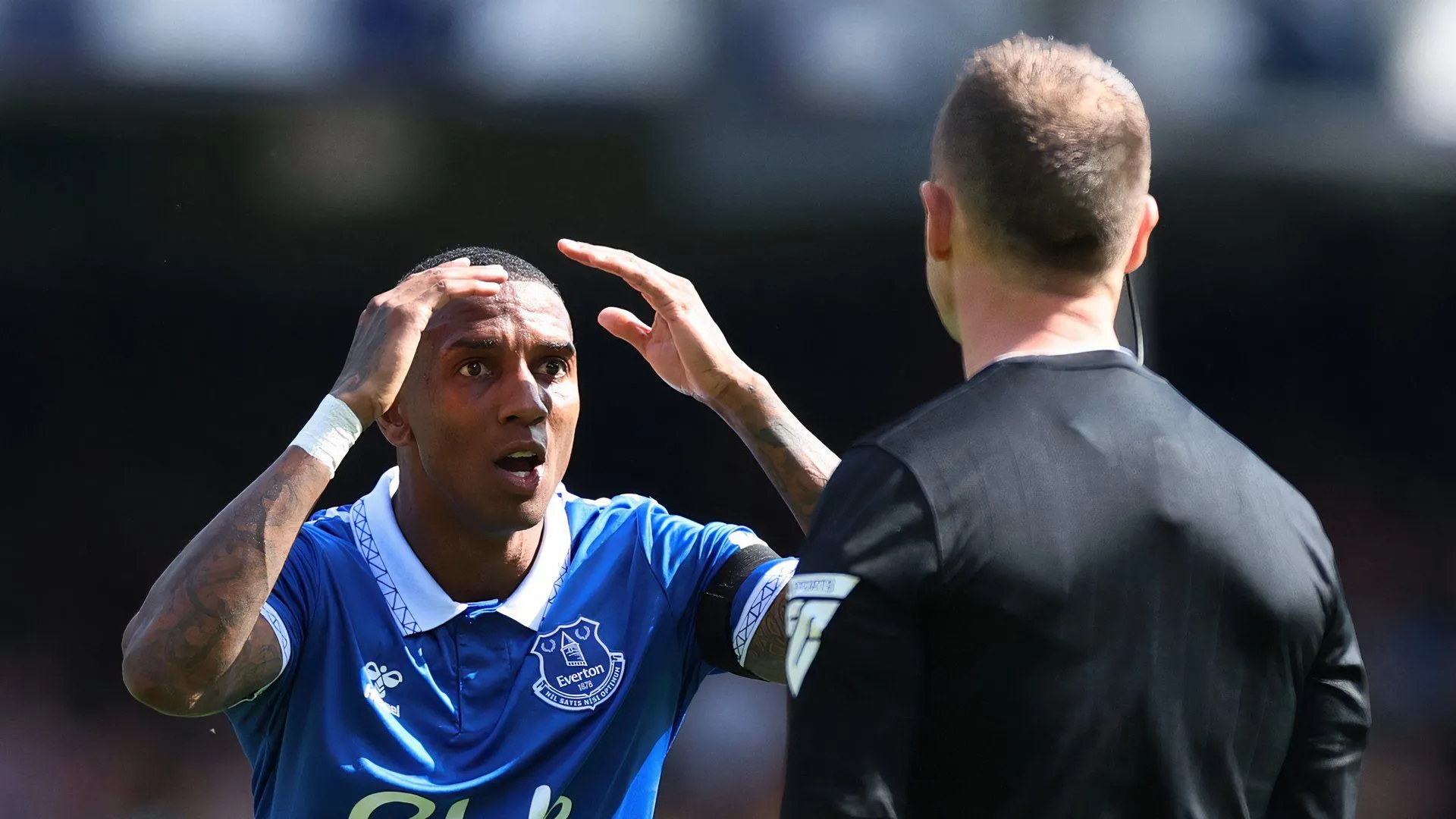 Hậu vệ Ashley Young trong màu áo Everton, mục tiêu chuyển nhượng của Ipswich Town.