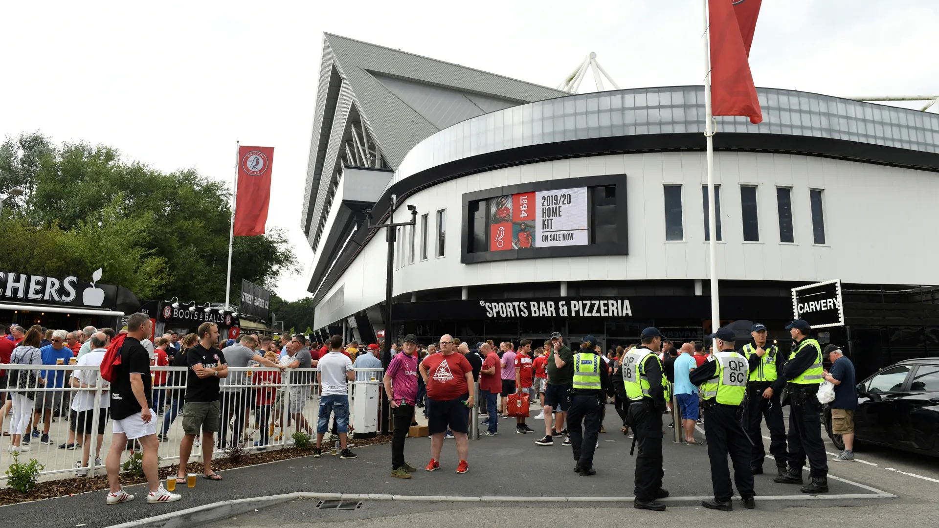 Hình ảnh bên ngoài sân vận động Ashton Gate của Bristol City sau khi được cải tạo