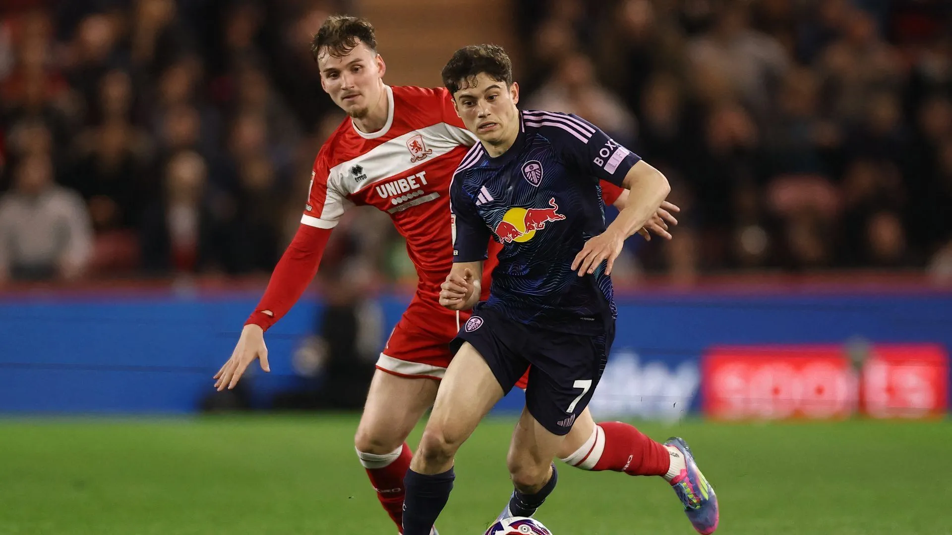 Hình ảnh câu lạc bộ Middlesbrough, đội bóng đang đứng trước cơ hội thu lời lớn từ việc bán Rav van den Berg.