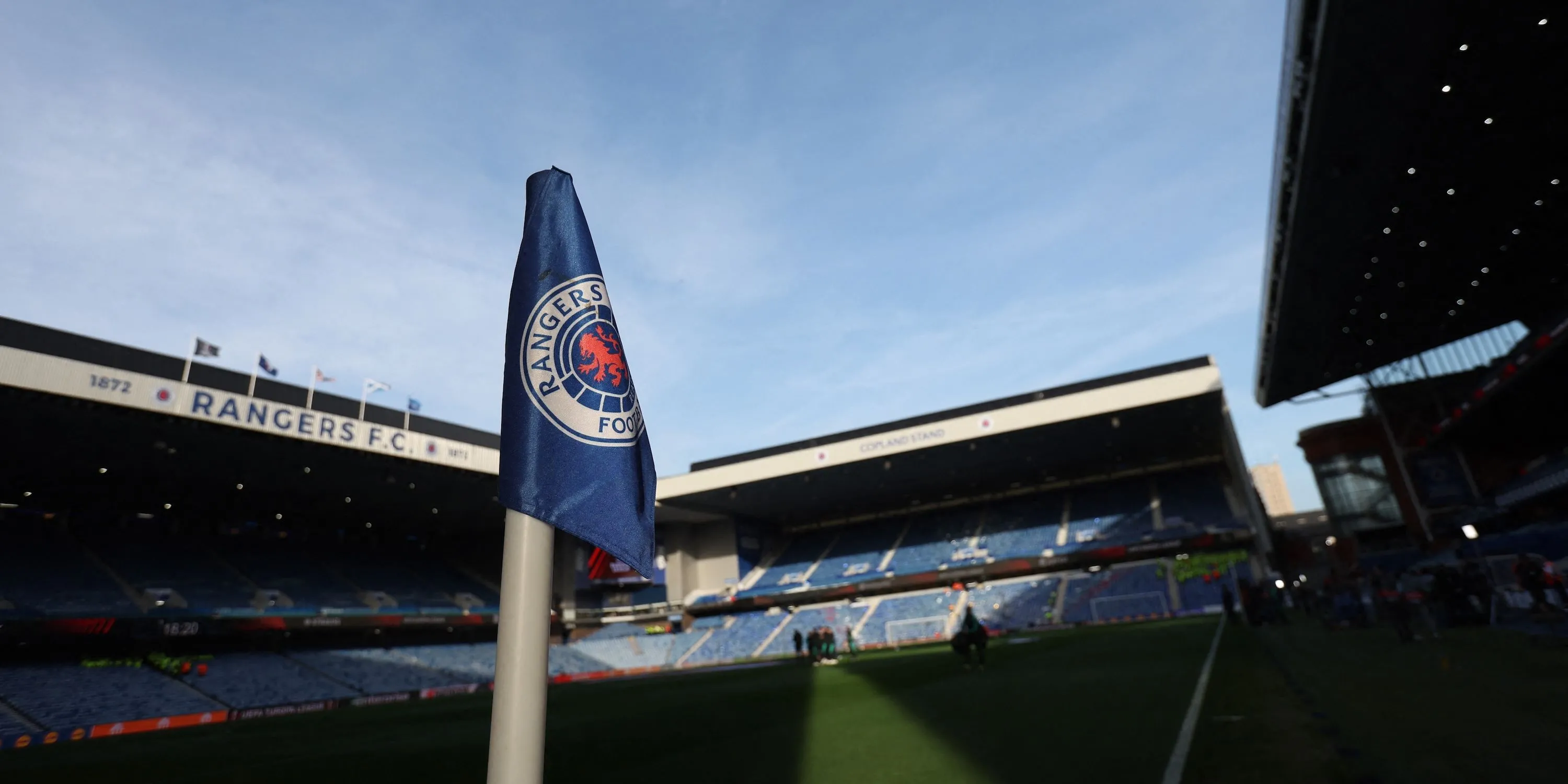 Hình ảnh góc sân Ibrox, biểu tượng gắn liền với các chiến dịch chuyển nhượng của Rangers