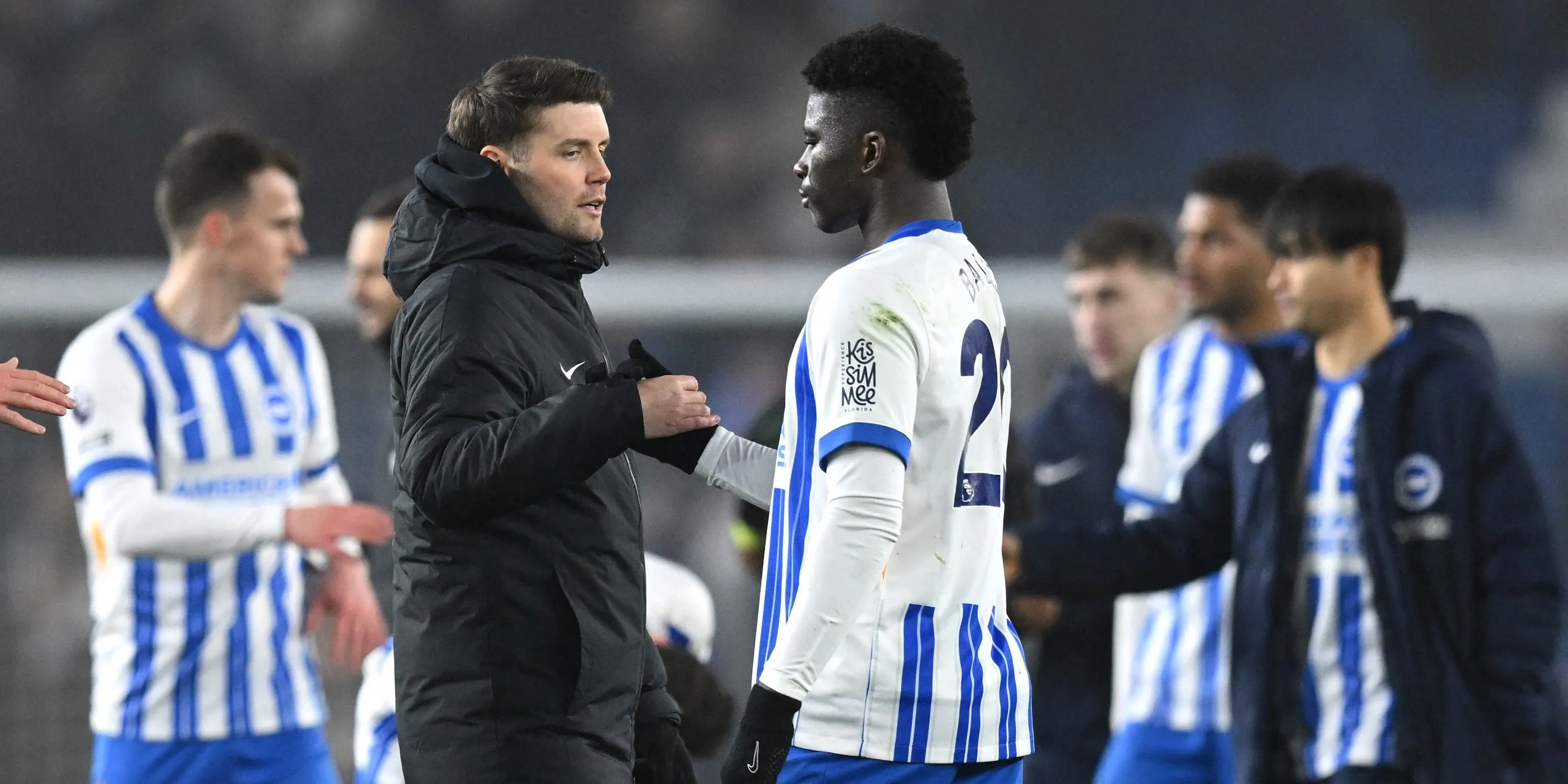 HLV Brighton Fabian Hurzeler bắt tay Carlos Baleba, mục tiêu tiền vệ tiềm năng của Manchester United