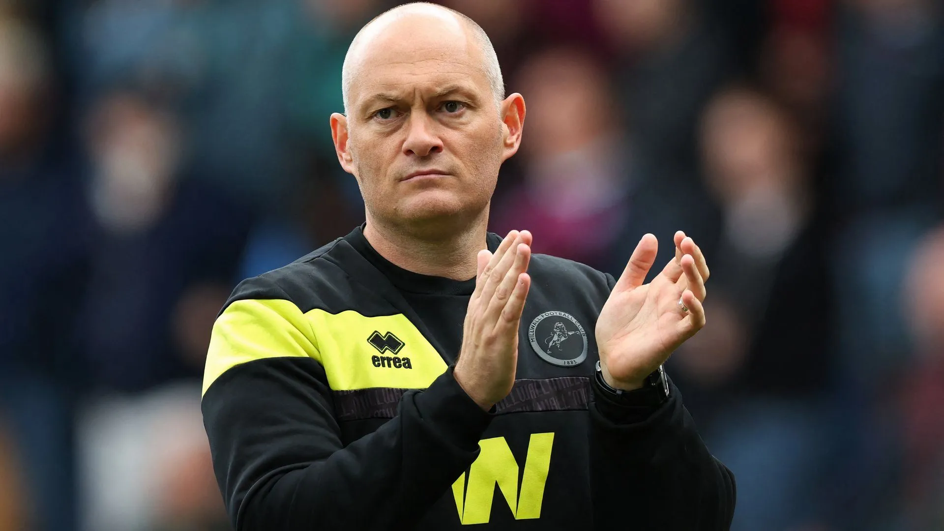 Huấn luyện viên Alex Neil trên sân tập của Millwall