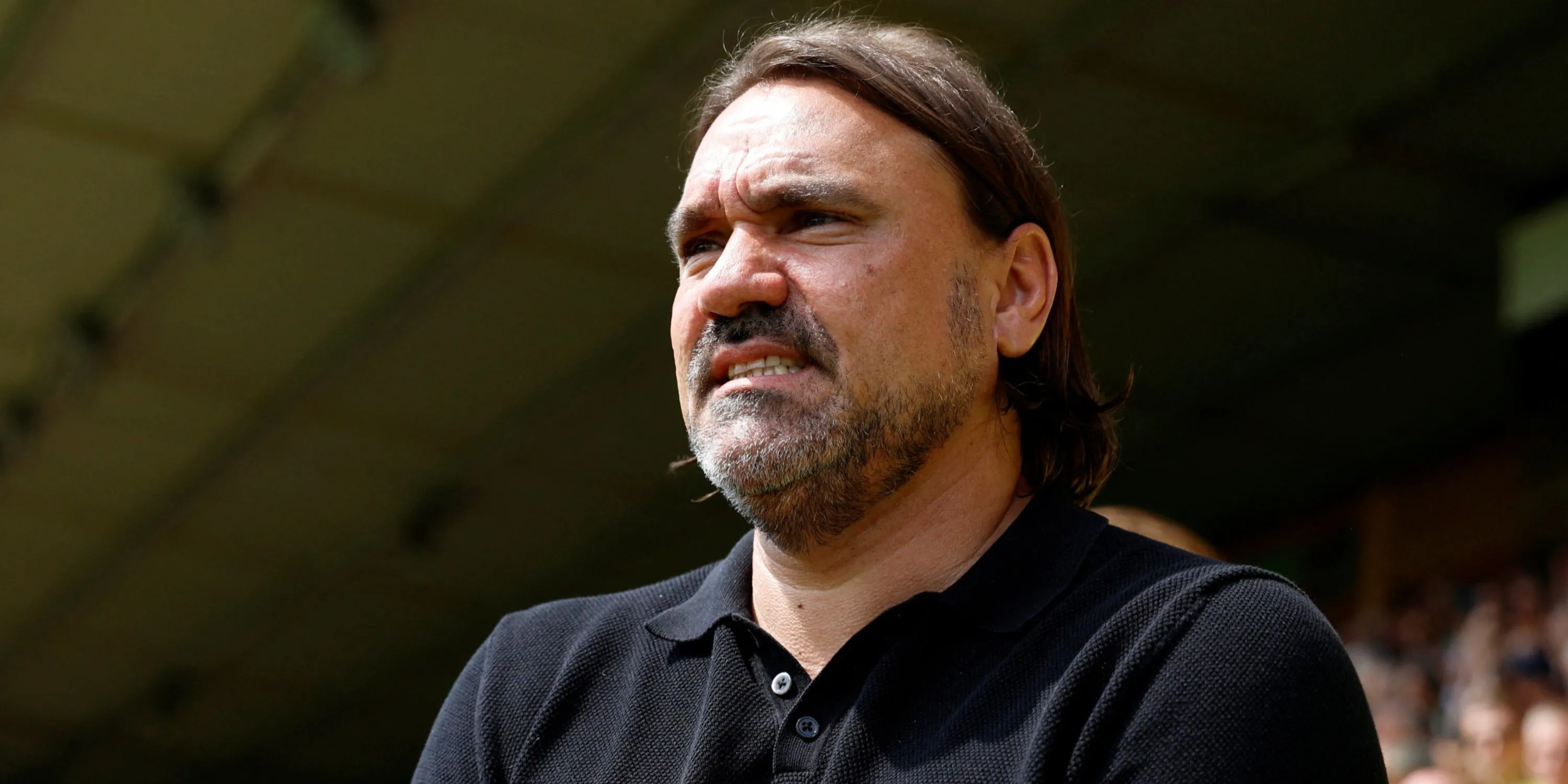 Huấn luyện viên Daniel Farke của Leeds United đang tập trung chỉ đạo, với tham vọng giúp đội bóng trụ vững tại Premier League và có những bổ sung chất lượng.