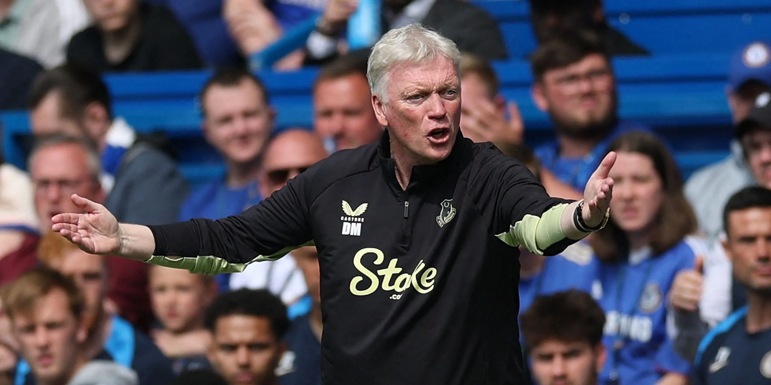 Huấn luyện viên David Moyes của Everton đang phản ứng trên sân cỏ với quyết định chuyển nhượng