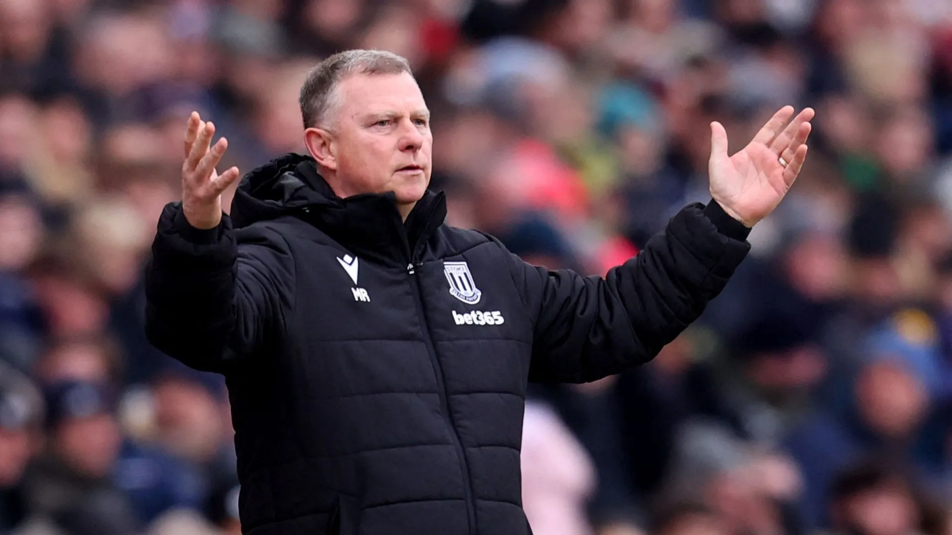 Huấn luyện viên Mark Robins của Stoke City chịu áp lực cải thiện thành tích đội bóng