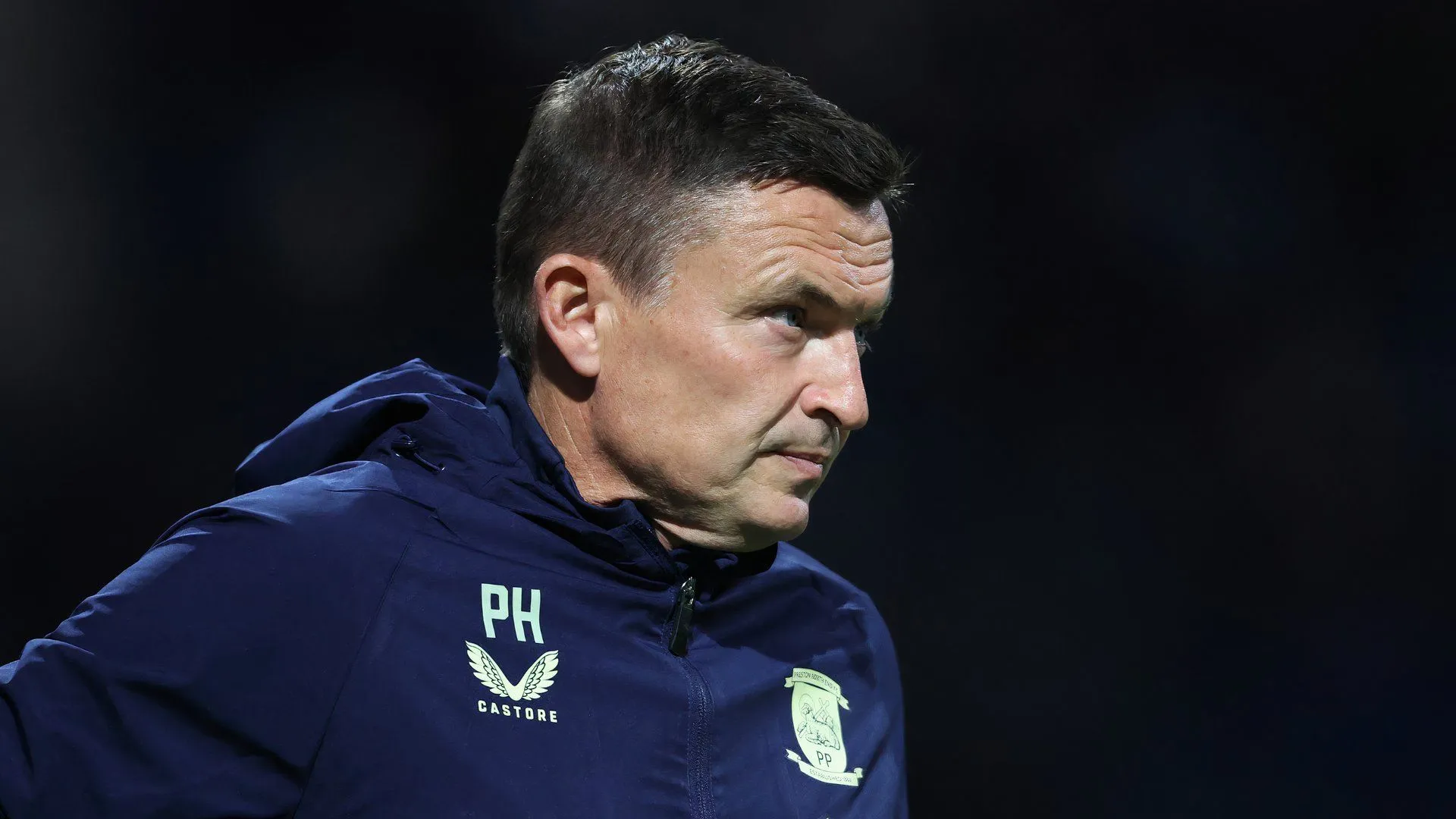 Huấn luyện viên Paul Heckingbottom của Preston North End, người quan tâm Michael Smith