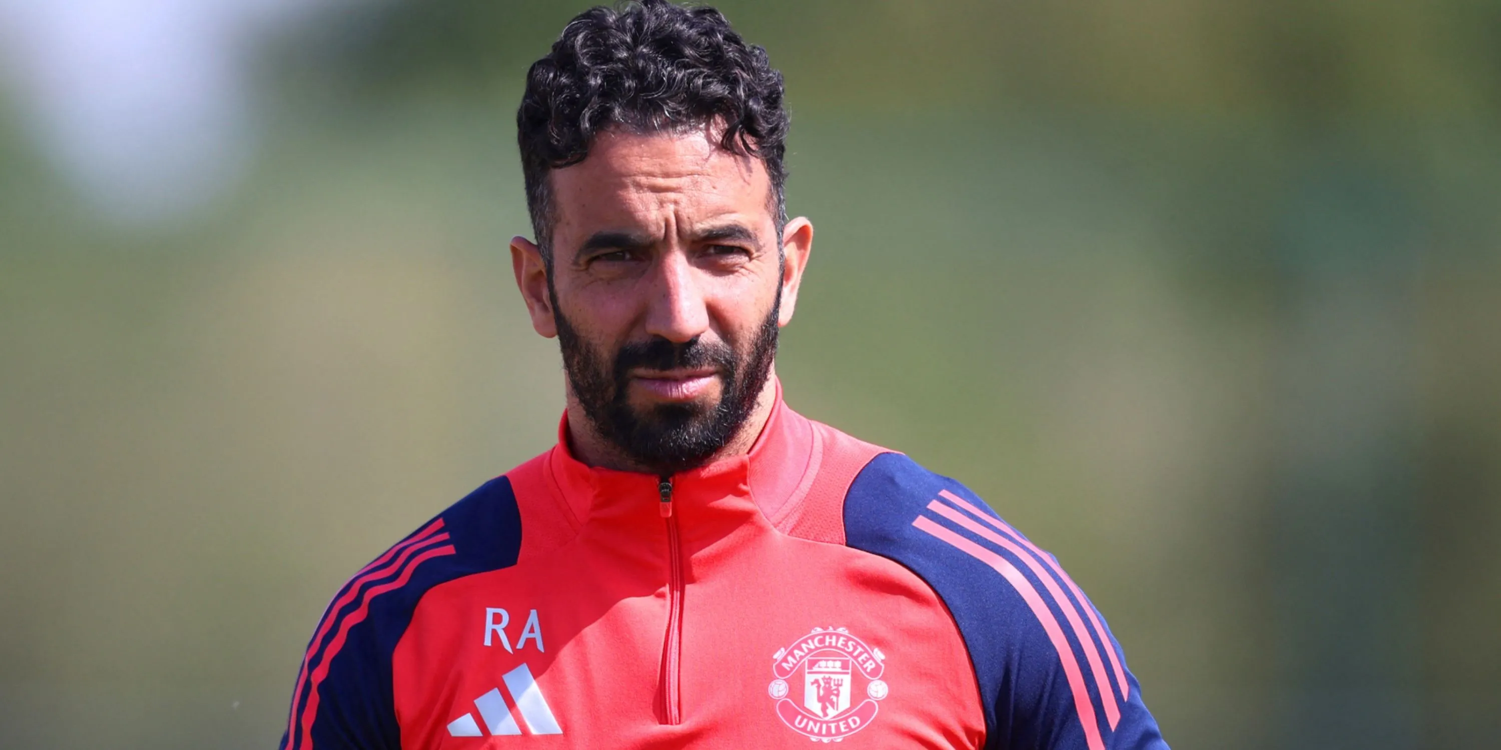 Huấn luyện viên Ruben Amorim của Manchester United trên sân tập