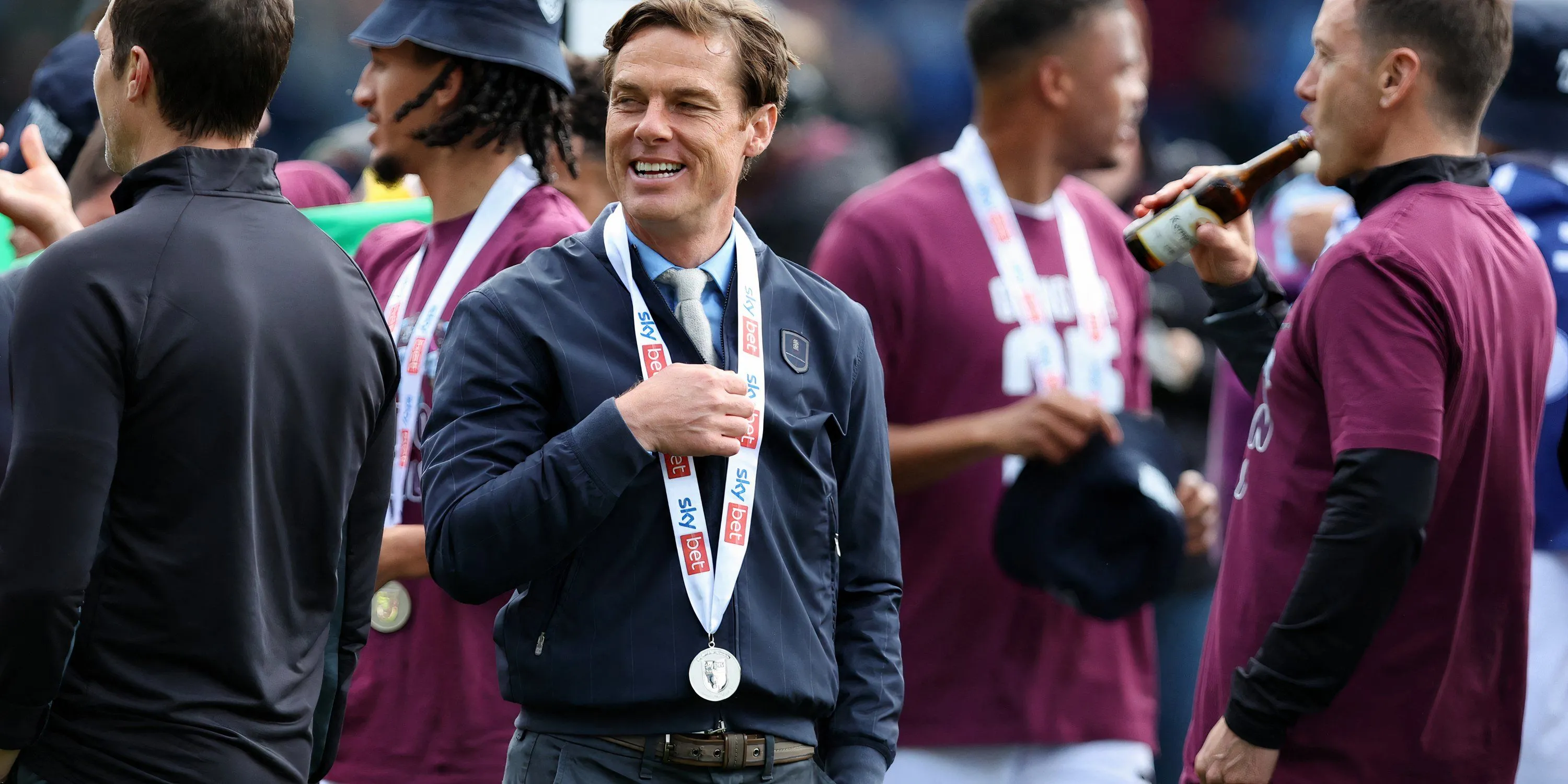 Huấn luyện viên Scott Parker của Burnley đang theo dõi trận đấu