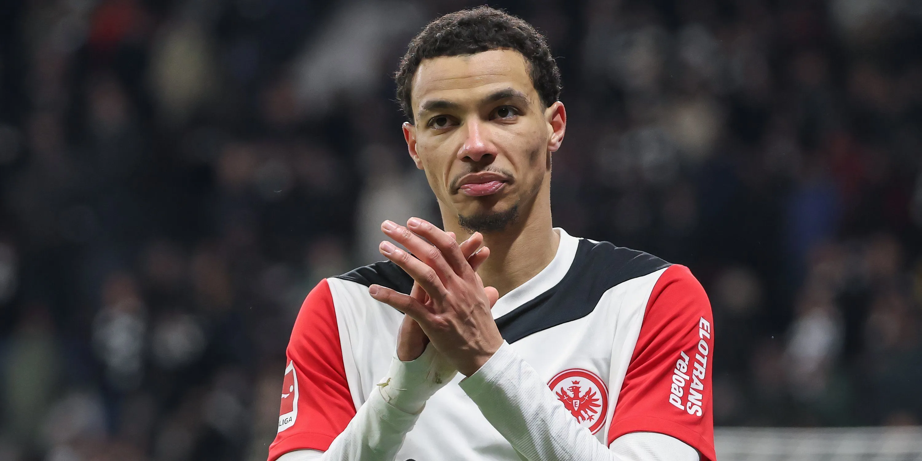 Hugo Ekitike vỗ tay cảm ơn người hâm mộ Eintracht Frankfurt, sẵn sàng cho thử thách lớn ở Premier League.